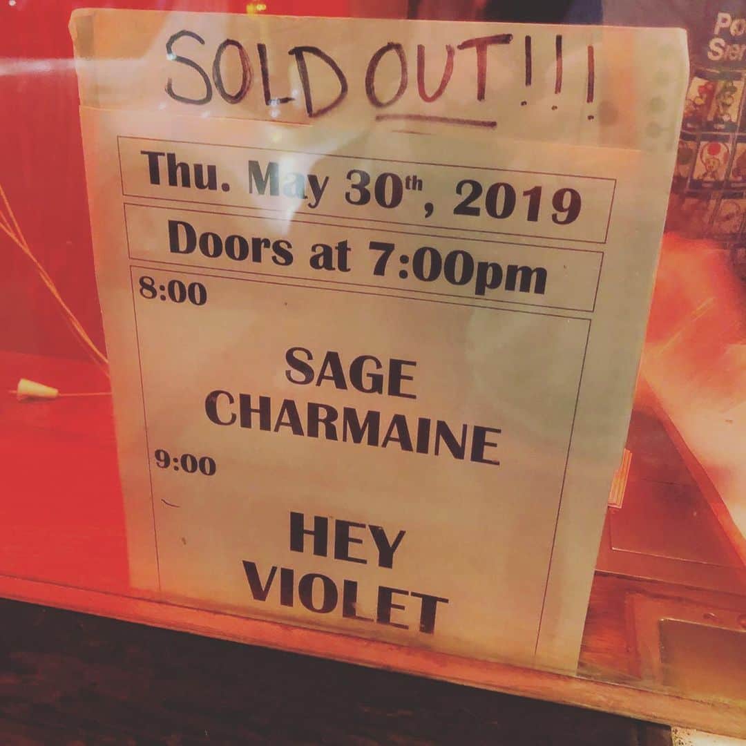 HEY VIOLETさんのインスタグラム写真 - (HEY VIOLETInstagram)「thanks to each and every one of you who came out tonight. so blessed, honestly. i may have cried a little bit but don’t tell anyone. we love you.. so, so much.. always and forever xoxoxo」5月31日 18時00分 - heyviolet