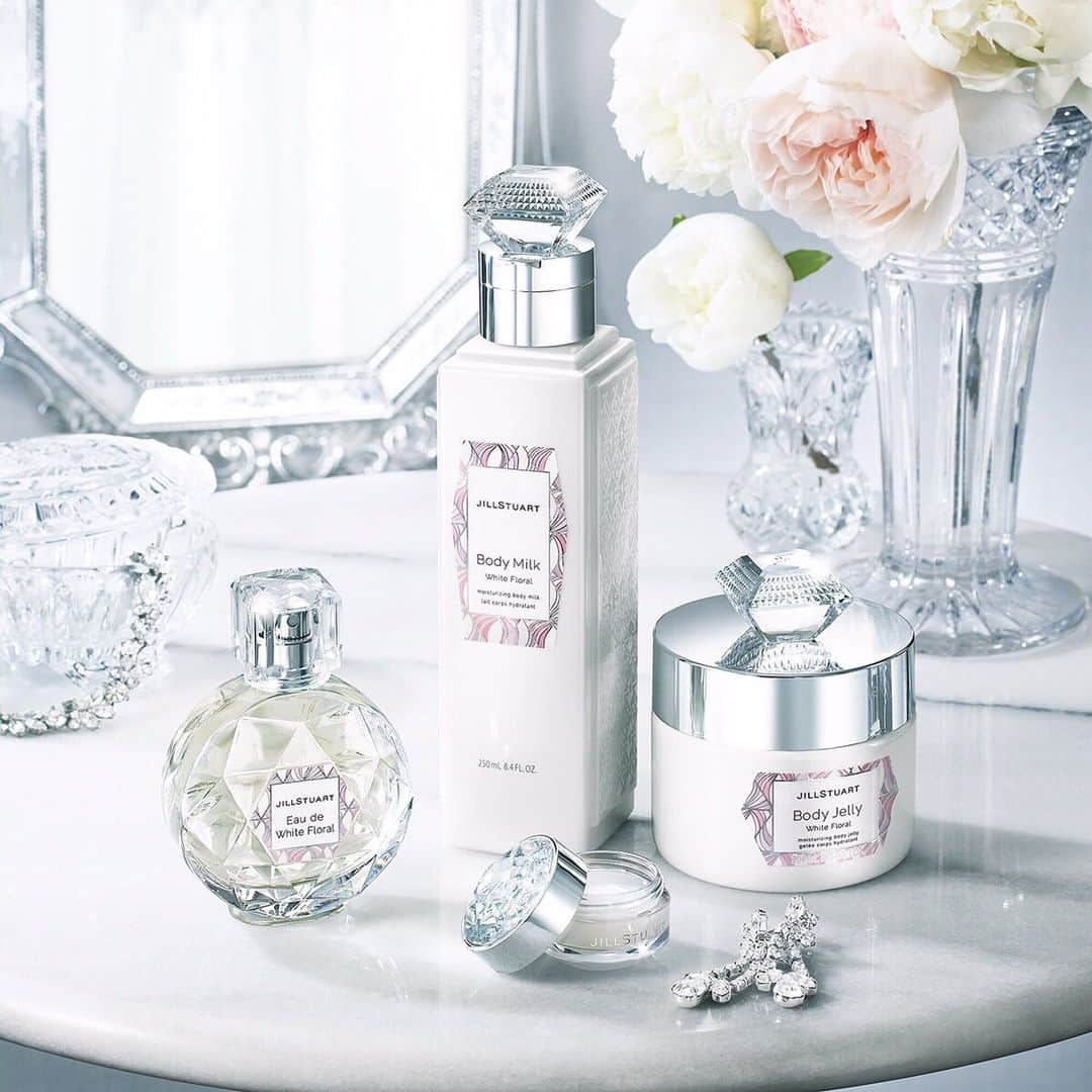 JILLSTUART BEAUTYさんのインスタグラム写真 - (JILLSTUART BEAUTYInstagram)「JILL STUART new lifestyle debut . 本日より発売 . ツヤやかで透明感のある肌、 “ダイヤモンドスキン”を叶える 新しいライフスタイルアイテムが本日より発売開始。 . こだわり抜いた3つの香りや 心地よい質感のアイテムに満たされて 思わず笑顔になれるようなボディケアタイムを。 . #JILLSTUART #JILLSTUARTBeauty #newlifestyle #diamondtime #bodycare #bodycareitems #whitefloral #roses #bloomingpear #ダイヤモンドタイム #ボディケア #ボディケアアイテム #ホワイトフローラル #ロージーズ #ブルーミングペアー」5月31日 18時00分 - jillstuartbeauty