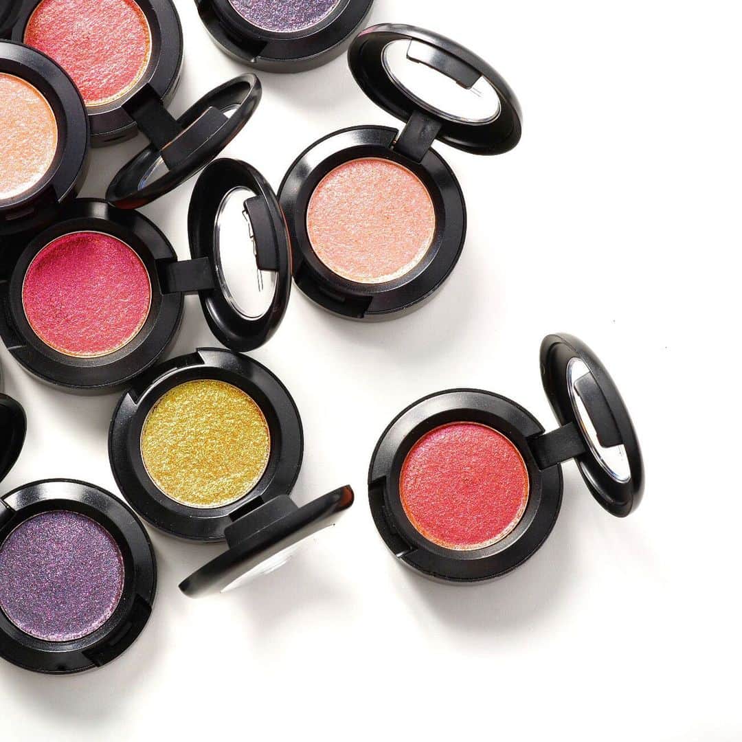 M∙A∙C Cosmetics Japanのインスタグラム：「⠀ いよいよ本日より、ももいろクローバーZ とM·A·C がコラボレーションしたビジュアルの展開がスタート✨ 「#MACXMCZ」 プレゼントキャンペーン！ #MACXMCZ ⠀ ご本人のサイン入りチェキと、限定デザインのヒント オブ カラー リップ オイル (11ml)のセットをInstagramとTwitter、それぞれ抽選で4名様にプレゼント! ⠀ ⠀ *Instagram : 5/30(木)～6/13(木)まで *Twitter : 5/20(月)～6/13(木)まで ⠀ プレゼントキャンペーンの詳細はこちら ↓↓↓↓ https://www.maccosmetics.jp/momoclocampaign プロフィール画面の公式オンラインページからもチェックいただけます。 ⠀ ↓↓掲載製品↓↓ [ダズルシャドウ] 眩い輝きを放つ、アイシャドウで魅惑的な目元へ♥✨ ⠀ ⠀ DESIGN: M·A·C ARTIST RINO KASAI @rino416⠀@macprotokyo PHOTO: @takaki_iwata ⠀ ⠀ ⠀ ⠀ ⠀ ⠀ #MACCosmeticsJapan #MACコスメ #MACCosmetics #MyArtistCommunityJP  #MACArtistChallenge #MAC #コスメ #メイク #ももいろクローバーZ #ももクロ #momoirocloverz #MCZ #コラボ #コラボレーション #限定 #キャンペーン」