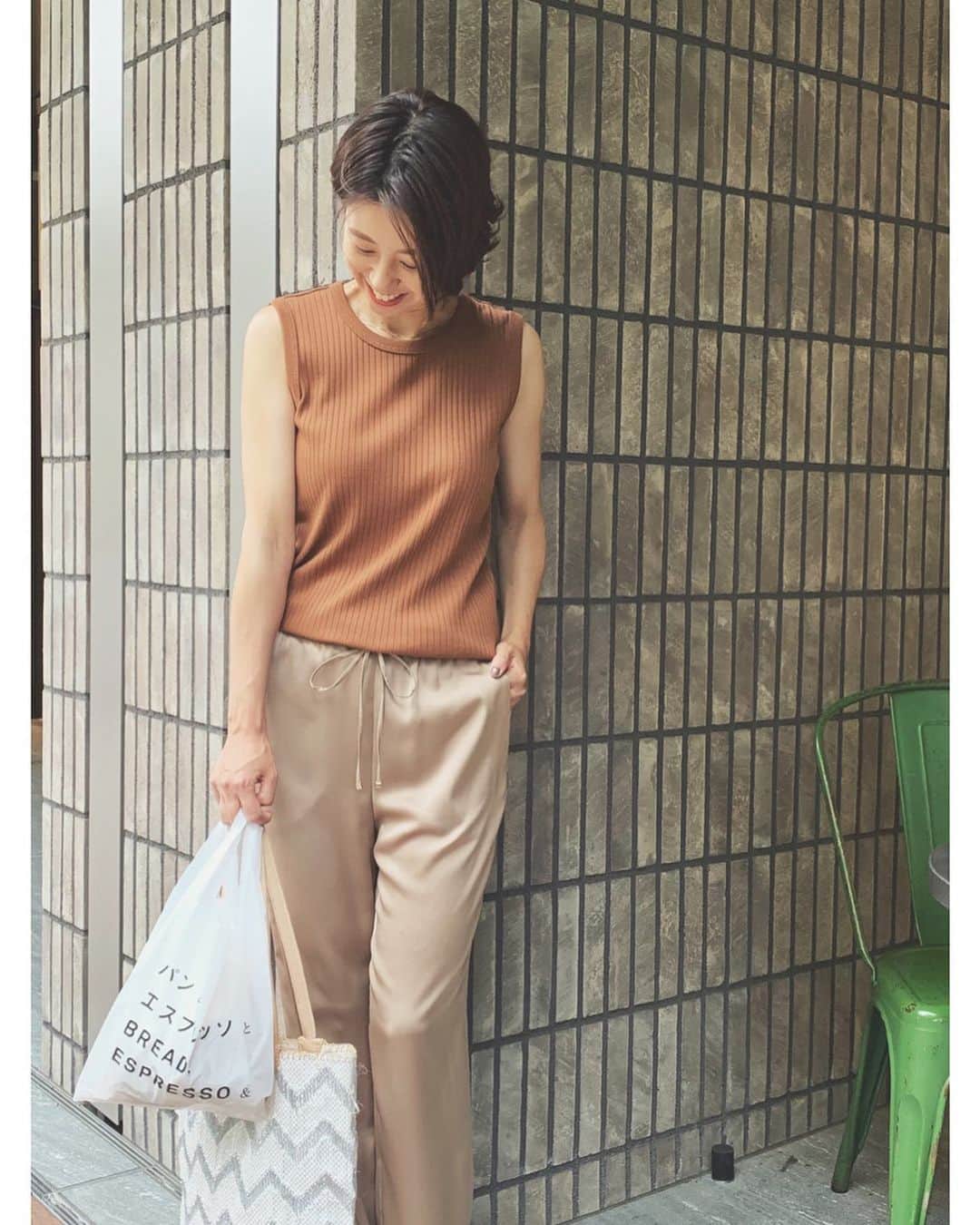 23区さんのインスタグラム写真 - (23区Instagram)「#23KU_DAYS 🚶🏼‍♂️﻿to tokyo cafe﻿ ﻿ 心安らぐ着心地の「SLOW 23区」を着てリラックスタイムを。﻿ 適度な光沢とドレープ感のパンツは、﻿ シルク調のサテンストレッチ素材でさらりとした肌触りがリラックス感を高めます。﻿ イージーケアなのも嬉しいポイント❣️﻿ ﻿﻿お気に入りのカフェでパンを買い込んで🍞﻿ みんなでホームパーティもいいですね☕︎﻿ ﻿ ﻿﻿ --------------------------------------------------﻿﻿﻿ 〈23区 Special Event〉﻿ 阪急うめだ本店にて、期間限定SHOP開催！﻿ ﻿ 23区がこだわる着心地の良いウエアと、集めたくなるような雑貨を取り揃えました。﻿ SLOWのフルラインナップに加え、限定ショップでしか手に入らないアイテムもご用意しております❣️﻿ ﻿ 6/5 (水)〜18(火)﻿ 阪急うめだ本店 4F コトコトステージ41﻿ ﻿ --------------------------------------------------﻿﻿﻿ ﻿﻿ BAG : BOBYKM0503 ﻿ @enshallainsta  SHOES : SEBYKM9846 ﻿ @tkees ﻿﻿ ﻿﻿ #23区 #23區 #東京 #東京カフェ #パンとエスプレッソと #breadespresso #yum #yummy #芝浦 #芝浦カフェ #高輪カフェ #パン #パン好き #パン屋巡り #コーデ #リラックスコーデ #サテンパンツ #アースカラー #ワントーンコーデ ﻿#fashion #style #relaxstyle #coordinate #enshalla #TKEES #SLOW #Tokyomap」5月31日 18時01分 - 23ku_official