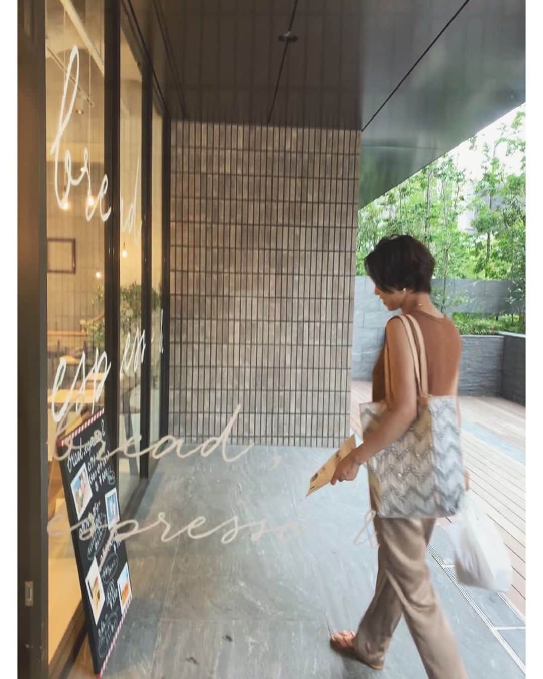 23区さんのインスタグラム写真 - (23区Instagram)「#23KU_DAYS 🚶🏼‍♂️﻿to tokyo cafe﻿ ﻿ 心安らぐ着心地の「SLOW 23区」を着てリラックスタイムを。﻿ 適度な光沢とドレープ感のパンツは、﻿ シルク調のサテンストレッチ素材でさらりとした肌触りがリラックス感を高めます。﻿ イージーケアなのも嬉しいポイント❣️﻿ ﻿﻿お気に入りのカフェでパンを買い込んで🍞﻿ みんなでホームパーティもいいですね☕︎﻿ ﻿ ﻿﻿ --------------------------------------------------﻿﻿﻿ 〈23区 Special Event〉﻿ 阪急うめだ本店にて、期間限定SHOP開催！﻿ ﻿ 23区がこだわる着心地の良いウエアと、集めたくなるような雑貨を取り揃えました。﻿ SLOWのフルラインナップに加え、限定ショップでしか手に入らないアイテムもご用意しております❣️﻿ ﻿ 6/5 (水)〜18(火)﻿ 阪急うめだ本店 4F コトコトステージ41﻿ ﻿ --------------------------------------------------﻿﻿﻿ ﻿﻿ BAG : BOBYKM0503 ﻿ @enshallainsta  SHOES : SEBYKM9846 ﻿ @tkees ﻿﻿ ﻿﻿ #23区 #23區 #東京 #東京カフェ #パンとエスプレッソと #breadespresso #yum #yummy #芝浦 #芝浦カフェ #高輪カフェ #パン #パン好き #パン屋巡り #コーデ #リラックスコーデ #サテンパンツ #アースカラー #ワントーンコーデ ﻿#fashion #style #relaxstyle #coordinate #enshalla #TKEES #SLOW #Tokyomap」5月31日 18時01分 - 23ku_official