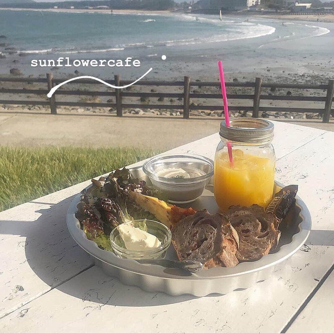 au公式Instagramアカウントのインスタグラム：「[#絶景カフェ×#スマホジェニック]﻿﻿ ﻿﻿ 海を見ながらランチできて幸せを感じた瞬間にパチリ！﻿﻿ 海が一望できる糸島のカフェから撮影されたこちらのお写真は @n_n.gramさんの#スマホジェニック な1枚。今回は【差し色をアクセントにした撮影テクニック】をご紹介します。﻿﻿ ﻿﻿ 撮影のポイントは「構図」と「小物の取り入れ方」。﻿﻿ ﻿﻿ 食事だけにフォーカスせず、目の前に広がっている海が入るように、少し引きで撮影した構図がポイントなんだとか。日差しが強い時間帯ではなく、日が沈んできた頃に横から光が入るように撮影し、立体感が出るようにしたのだそう。光と影のバランスがちょうど良いですね！﻿﻿ また、オレンジジュースとストローの鮮やかな差し色を取り入れることで、色が沈まないようにしたという工夫もアクセントになっていて素敵です✨﻿﻿ ﻿﻿ ぜひこちらを参考にして、皆さんも#絶景カフェ の素敵な一枚を撮影してみてくださいね！﻿﻿ ﻿﻿ ﻿﻿ photo by @n_n.gram﻿﻿」