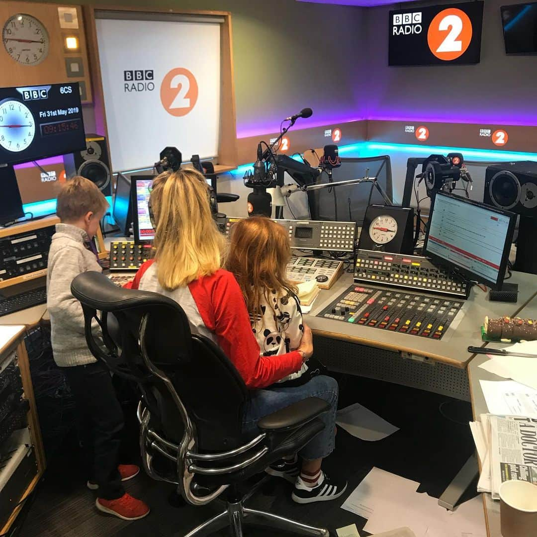 ファーン・コットンさんのインスタグラム写真 - (ファーン・コットンInstagram)「Half term visitors at @bbcradio2 ♥️」5月31日 18時04分 - fearnecotton