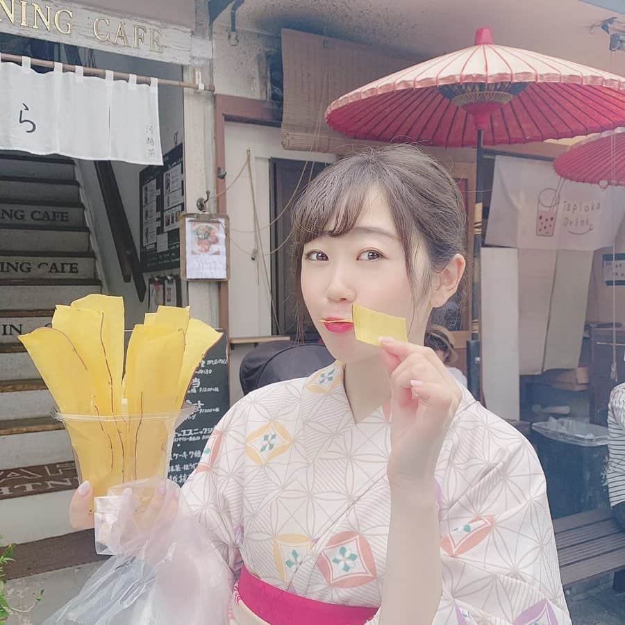 ericaさんのインスタグラム写真 - (ericaInstagram)「川越に遊びに行ってきた👘﻿ ﻿ レンタル着物を借りて、川越をブラブラ〜昔ファンの方とのデート企画で連れてってもらった川越を改めてゆっくり探検してみたんだけど、やっぱり楽し過ぎた😭💓﻿ ﻿ 当時も楽しすぎて、1時間のデート企画だったのにずっと「帰りたくない❗️帰りたくない‼️」って言ってたんだけど、本当に良い街すぎて何時間もいれた🥺﻿ ﻿ おさつチップスも食べれたし、念願の鰻も食べれたし…川越氷川神社で縁結び玉を返却し、名前入りのお守りを頂いたり…💓﻿ ﻿ 最初に連れてってくれたボンクラさんが川越の素晴らしさを教えてくれなかったらこんなにハマってなかったので、心から感謝です🙏﻿ ﻿ #川越 #本川越 #川越食べ歩き #川越氷川神社 #川越小江戸 #川越散策 #縁結び玉 #小江戸おさつ庵 #おさつチップス #鰻 #鰻重 #いちのや #いちのや川越本店 #川越着物レンタル古都 #レンタル着物 #着物」5月31日 18時05分 - dngnchan