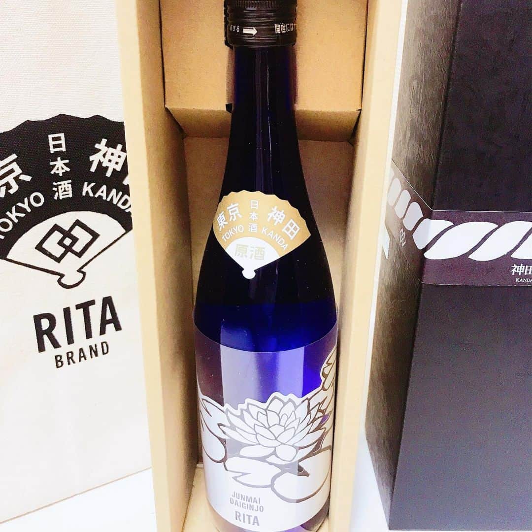 神林匠さんのインスタグラム写真 - (神林匠Instagram)「神田にある  豊島屋Rita-Shopに行ってきました♪  なめらかな味わいで  くいくいと呑んでしまい気がついたらなくなりました、、、。 飲みすぎ注意です♪  おすすめは  純米大吟醸 利他  上品で程の良い爽やかな香り、純米のやわらかな旨み、双方の魅力をバランス良く兼ね備えた純米大吟醸です♪  写真と呑んだのは違います♪  豊島屋Rita-Shop  千代田区内神田１－１３－１ 0355773289  #神林匠 #神田 #神田豊島屋 #豊島屋 #Ritashop #利他 #日本酒 #sake」5月31日 18時16分 - takumi_kanbayashi