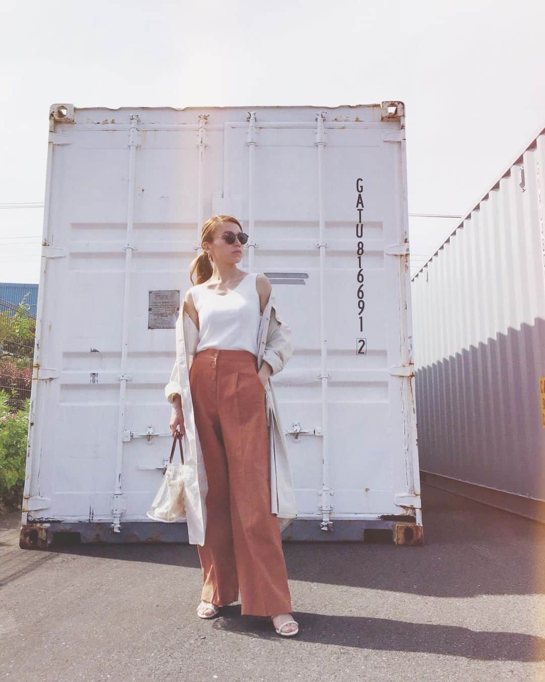 階上実穂さんのインスタグラム写真 - (階上実穂Instagram)「miho's outfit. WHITE×ORANGEで大人コーデ🍊🧡 SAFARI SHIRT OPのナチュラルは完売しちゃったけどカーキは在庫あるよん⑅◡̈* 詳細はWEARを✔︎してね🌞🌵 #ootd #fashion #coordinate #オトナ女子 #大人コーデ #ホワイトコーデ #差し色オレンジ #wear」5月31日 18時08分 - miho_ishigami