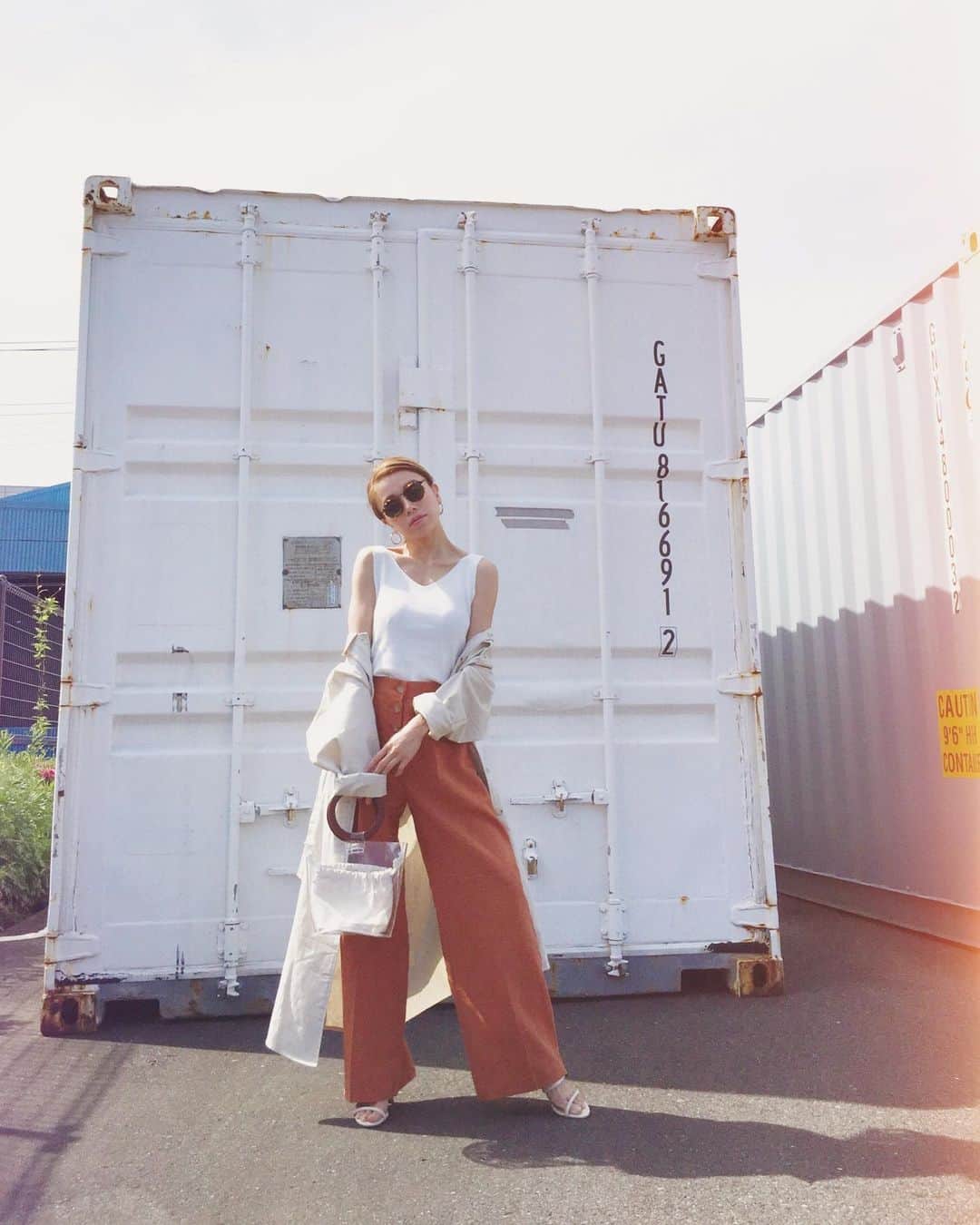 階上実穂さんのインスタグラム写真 - (階上実穂Instagram)「miho's outfit. WHITE×ORANGEで大人コーデ🍊🧡 SAFARI SHIRT OPのナチュラルは完売しちゃったけどカーキは在庫あるよん⑅◡̈* 詳細はWEARを✔︎してね🌞🌵 #ootd #fashion #coordinate #オトナ女子 #大人コーデ #ホワイトコーデ #差し色オレンジ #wear」5月31日 18時08分 - miho_ishigami