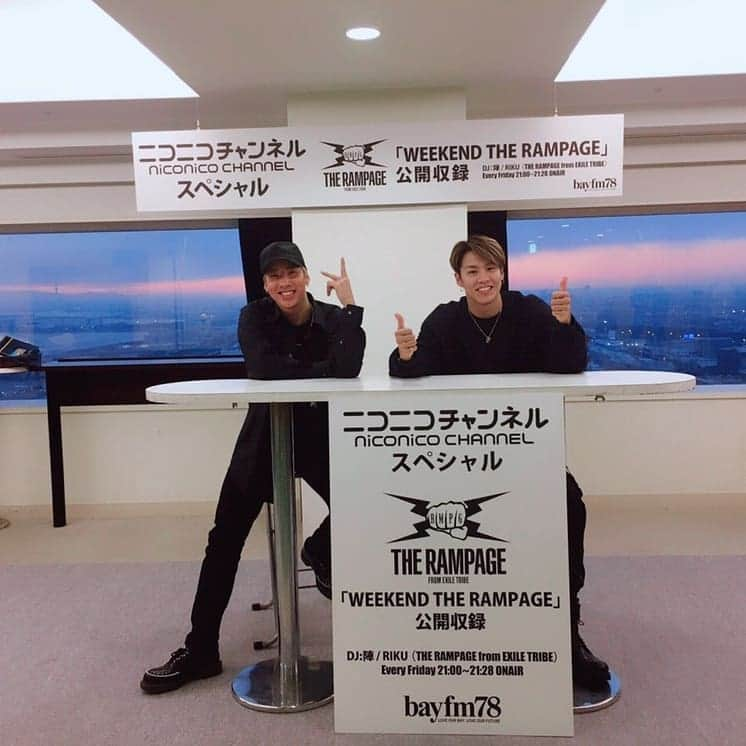 陣さんのインスタグラム写真 - (陣Instagram)「・ 毎週金曜日21:00-21:30でbayfmさんにて『WEEKEND THE  RAMPAGE』というラジオ番組をRAMPAGEボーカルのRIKUとレギュラーでやらせて頂いております✨ 基本生放送です‼️ RAMPAGEアカウントで放送前にインスタLIVEも毎週行っております🙆‍♂️ 元々mobileのコーナーの一つとして始めたのですが色々な方にサポート頂いて今では番組として毎週放送させて頂いております。  コンセプトとしては『皆さんの週末を明るくしたい』というところで、僕自身も楽しくお喋りさせて頂いています💁‍♂️ メールなども募集していたりするのでまだ聴いた事がない方は是非チェックして頂けると嬉しいです😊 『この人インスタをブログと勘違いしてるんちゃうん』と突っ込まれそうなくらい長い文章ですが優しくして頂けると幸いです。  個人アカウントがスタートしてきっと僕らの事を知って下さる方々も沢山いらっしゃると思いますので少しずつ活動の内容もあげていけたらと思っています✨  mobileの方も引き続き宜しくお願い致します🙆‍♂️ 写真は以前公開収録をした際のものです📸 ・ #LDH #THERAMPAGE #WEEKENDTHERAMPAGE #bayfm #週末って #ええやんっ」5月31日 18時09分 - rmpg_zin_official