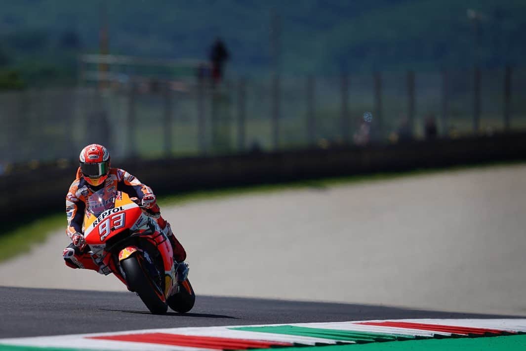 レプソル・ホンダのインスタグラム：「#ItalianGP FP1 ✅ ⠀⠀⠀⠀⠀⠀⠀⠀⠀ @marcmarquez93 🅿️1️⃣ #MM93🐜 ⠀⠀⠀⠀⠀⠀⠀⠀⠀ @jorgelorenzo99 🅿️1️⃣8️⃣ #JL99😈 ⠀⠀⠀⠀⠀⠀⠀⠀⠀ #25RepsolHonda #Repsol #MotoGP #Honda #Racing #RepsolHonda #HRC #RC213V #MM93 #JL99 #MarcMarquez #JorgeLorenzo #ThePowerOfDreams #Motorcycle #Italy #Mugello #Practice 🇮🇹」