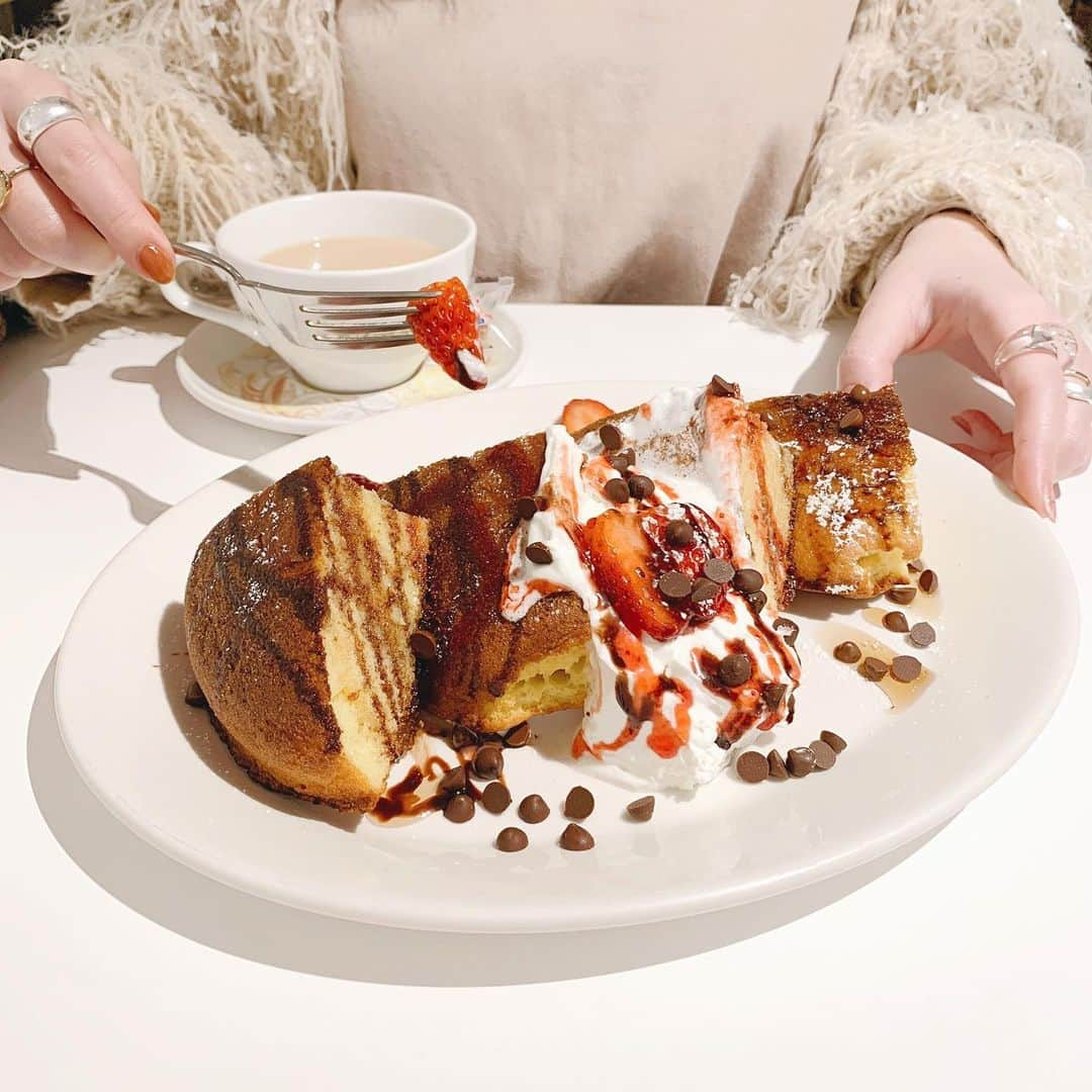 sugalimit (シュガリミット)のインスタグラム：「sugalimit🥞🍓⁣⠀⠀ ・⁣⠀⠀ 休日はチョコチップと生クリーム、いちごのホットケーキを我慢しない✨⁣⠀⠀ ティータイムの前に友達と一緒にシュガリミットを🌿⠀⠀ ・⁣⠀⠀ ⠀⠀ #sugalimit #dietsupplements #sweets #beauty #diet #healthy #シュガリミット #ダイエット#自分磨き #新習慣 #糖質活用 #痩せホルモン #女子の味方 #カロリー爆弾 #パンケーキ #生クリーム #カロリーオーバー #ダイエットサプリ #パンケーキ好き #スイーツ#女子力向上  #カフェスタグラム  #カフェ部 #いちご #苺 #いちご🍓⁣#strawberry #ホットケーキ  #カフェ #チョコチップ」