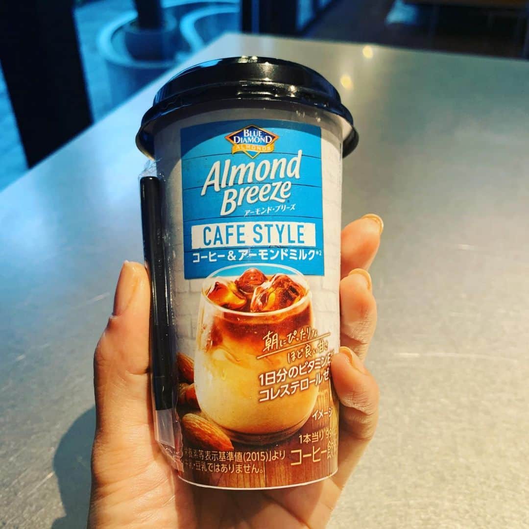 滝沢眞規子さんのインスタグラム写真 - (滝沢眞規子Instagram)「先日紹介しましたアーモンドミルクのプロテインに次いで！ こちらも新発売の『Almond Breezeコーヒー＆アーモンドミルク』 しっかりとしたコーヒーの味わいと、さっぱりしたアーモンドミルクが最高❤️ まるでカフェでテイクアウトしたようなリッチな味わいで大満足☝️ 家事の合間にたまらないです❤️ お試しください🙌 スーパー、コンビニ、KIOSKなどでお取り扱い中！ #アーモンドミルク #アーモンドブリーズ #ブルーダイヤモンドアーモンド #almondbreeze #bluediamondalmonds #bluediamondgrowers」5月31日 18時12分 - makikotakizawa