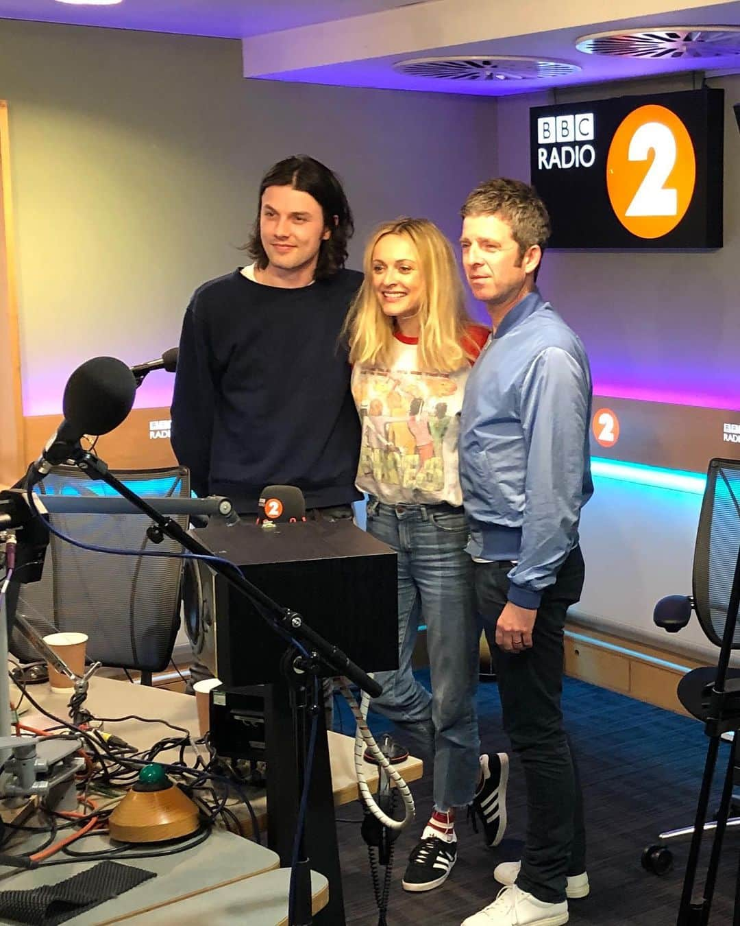 ジェームズ・ベイさんのインスタグラム写真 - (ジェームズ・ベイInstagram)「Up this morning at 5am for Radio 2 morning show with my mate Fearne. Now I’m heading back to tour for a headline show tonight in Portugal (NICE!) then we rejoin @teddysphotos stadium tour (!!). I’m not great at early mornings, but this one got me thinking… when I was 13 I realised I *had* to own my own guitar. I’d fallen in love with this instrument and all I wanted to do was play, ALL the time. I was too young to get a proper job so I would get up at 5am before school, cycle into town in the dark and help set up stalls in the local market for a few quid in cash. I saved up to buy a guitar and I spent every minute I possibly could playing it. Didn’t do a single bit of maths homework.  Sometimes time just feels like it’s flown by. Nowadays I get up at 5am to go to radio stations or TV studios or photoshoots. To play music I created on my guitar! Blame it on the early start – but I’m just feeling reflective and incredibly grateful. And I’ve got all you lot joining me on this journey. Wow. Thank you x」5月31日 18時13分 - jamesbaymusic