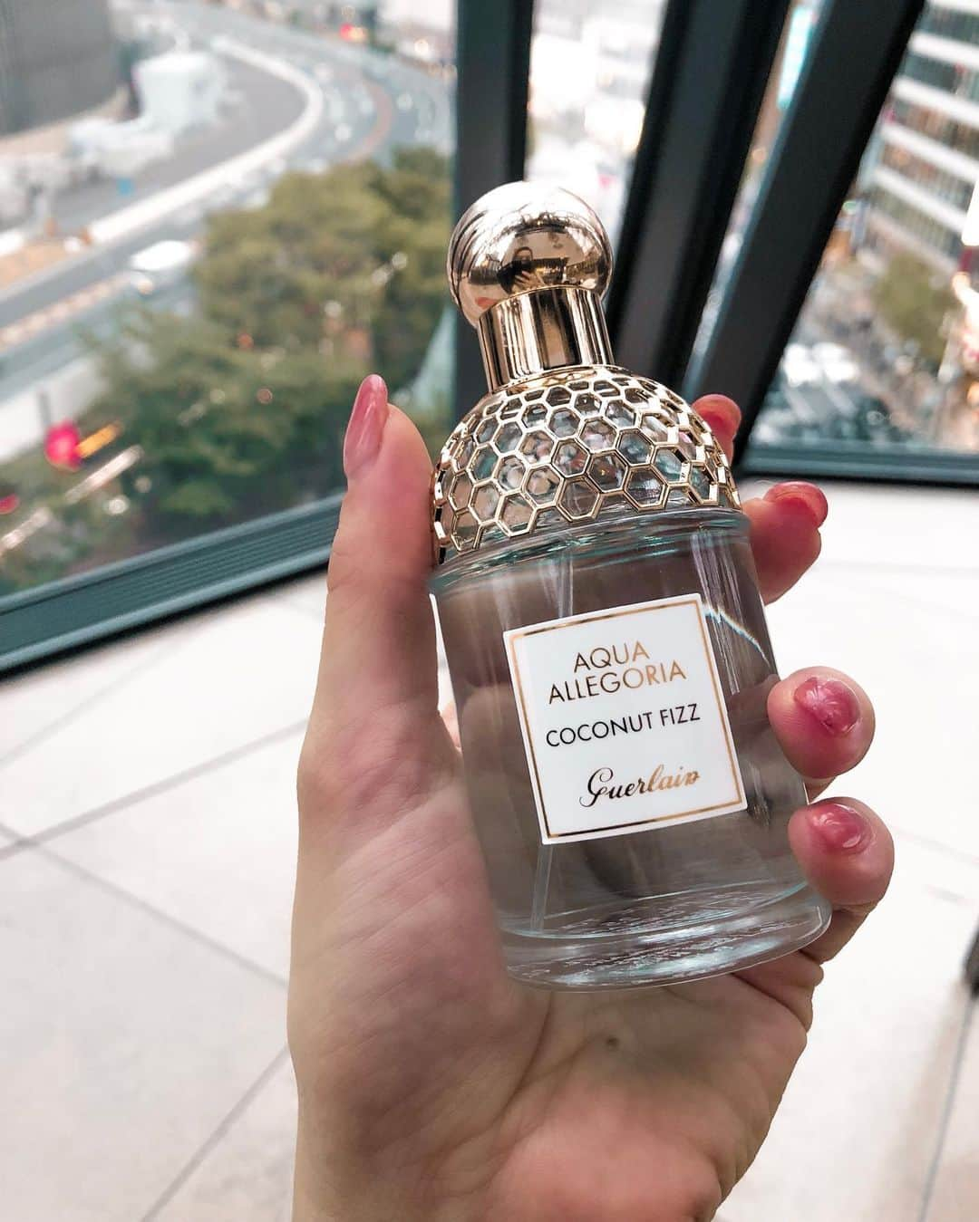 Gabrielaさんのインスタグラム写真 - (GabrielaInstagram)「Guerlain ♥️ . 今年の夏でゲランの香水 コレクション  アクア アレゴリアが20周年になります👏 そして、新たな2種類の香りが登場😍 ジンジャーピカンテ(このタイトル好き☺️) と  ココナッツフィズ!🥥 今日はその二つの香りの発表会に参加してきました🎶  スッキリしたジンジャーピカンテと ちょっと甘い香りのココナッツフィズは、夏にぴったりなフレグランスです❣️ 香り診断をやってみたら、ココナッツフィズがオススメだったよ✨  明日から全国発売だけど、今日から 東急プラザ銀座4FのHinka Rinkaで先着発売してるよ  可愛い #Twins にも会えて、楽しかったー❣️ . . 2 novas  fragrâncias para a linha de perfumes da Guerlain,  Aqua Allegoria! Ginger Piccante & Coconut Fizz ☺️ Amei os 2, especialmente o Coconut Fizz! . . two new fragrances from Guerlain Aqua Allegoria perfumes line💕  Ginger Piccante and Coconut Fizz.. I loved both💕 . . #Guerlain #perfumes #aquaallegoria #coconutfizz #ootd #lookdodia #fashion #香水 #ゲラン #アクアアレゴリア #コーデ #夏 #私の香り診断」5月31日 18時14分 - rkgabriela