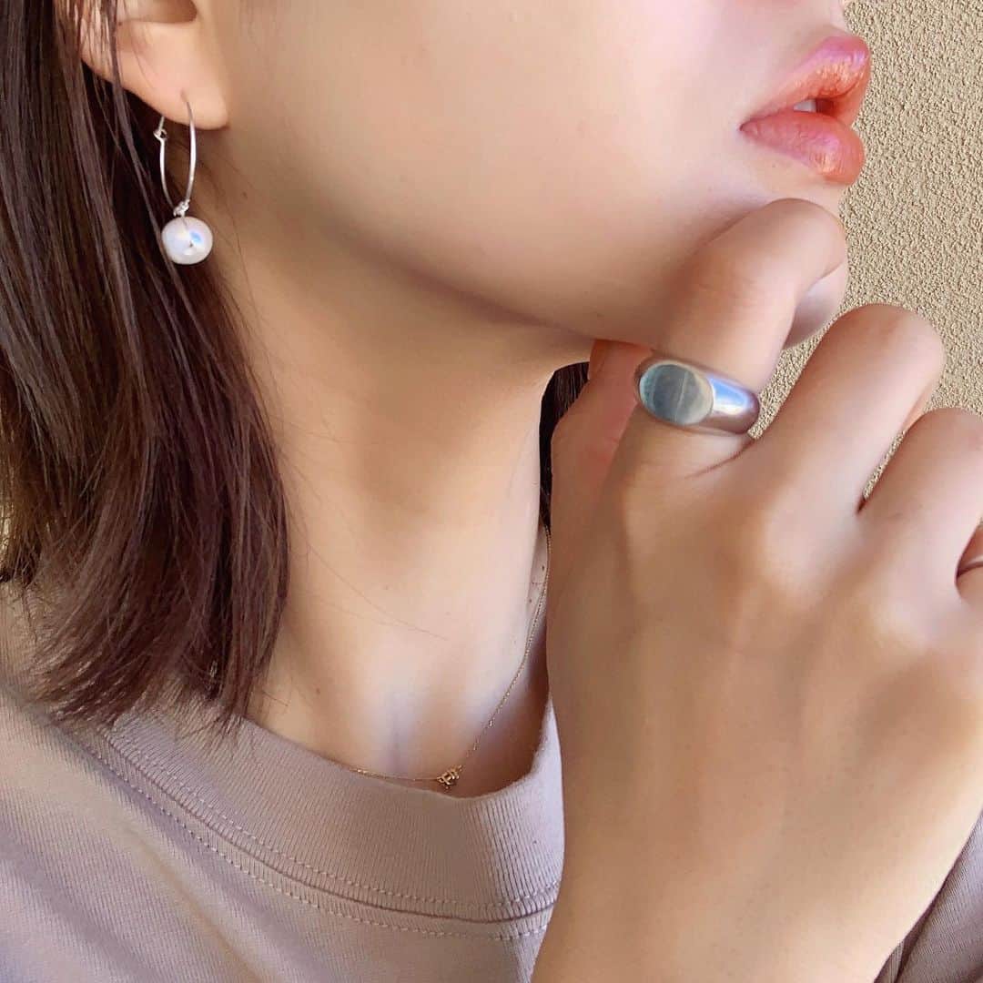 のインスタグラム：「💍💋💫 @from_chiro の打ち合わせ終わり。  最っっっ強に可愛いTシャツと、 Tシャツワンピが ほぼ完成した。 こだわり強すぎてあぁ長かった😭❣️笑 来月には販売できる予定なのでお楽しみに。  silver925のリングのぽってり感もたまらん🤤 #唇 #もぽってりしてる #それは昔から #朝から晩まで頑張る日 #今からラストの予定へGO #ちひろのお洋服 #Chiro #尽くし #この着てるやつも実はそう🙊」