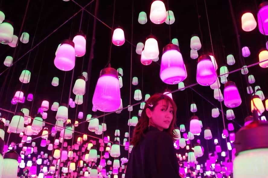 小林ようのインスタグラム：「先日チームラボへ行ってきました。#teamlabborderless . #teamlab #odaiba #tokyo #japan #art #lighting #museum #チームラボ #お台場 #東京」