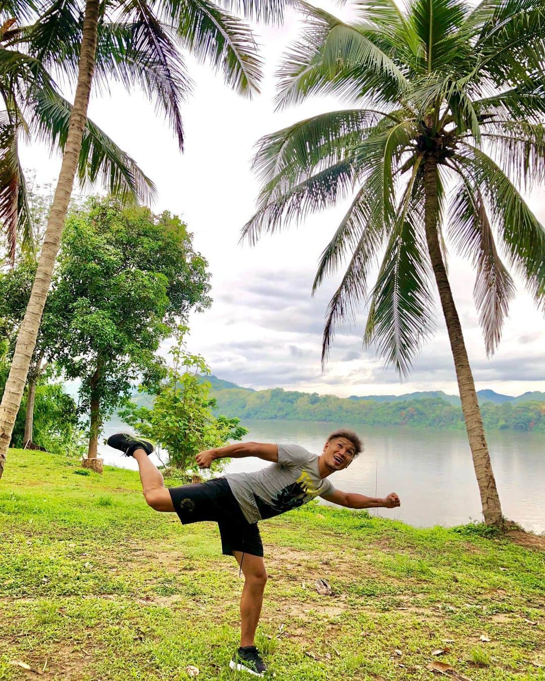 城戸康裕さんのインスタグラム写真 - (城戸康裕Instagram)「ラオスでも #世界のラントレから 🏃‍♂️💨 ・ みんな旅行に行ったら泊まってるホテルの周りとかを走ってみて👍 ・ 道もわかるし、タクシーとかで行けないところも観光できるし、健康的だし😄 ・ いらなくなったＴシャツとかを家にいっぱい貯めといて、 ・ パジャマからのランニング用にして、汗ビショになるから捨ててくるのがきーちゃんスタイル👍✨ ・ やってみてー😄 ・ #パンツも靴下も！ #行きより荷物が減る #お土産いっぱい入る✨ #Laos #🇱🇦 #LuangPrabang #ラオス #ルアンパバーン  #🌏54ヶ国制覇」5月31日 18時21分 - yasuhiro.kido