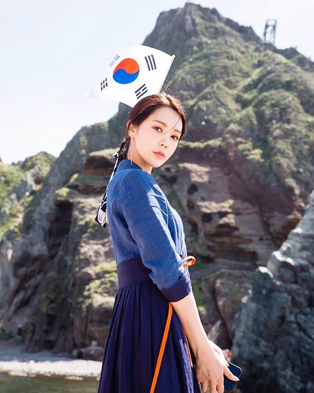 リジ のインスタグラム：「❤️🇰🇷💙 @_photobyharu」