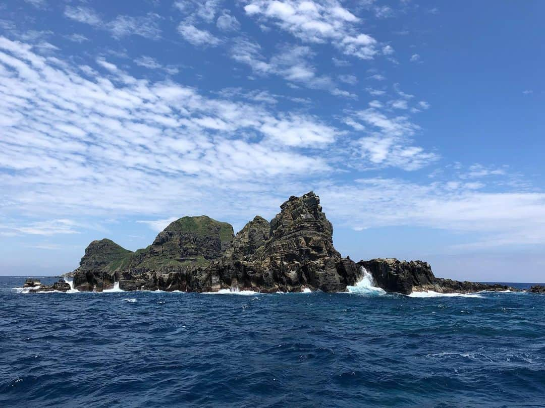 寺島速人さんのインスタグラム写真 - (寺島速人Instagram)「ダイバーの憧れの地「仲之御神島」（通称オガン）制覇！ 西表島からさらに南西に船で約1時間。 海鳥の繁殖地として国の天然記念物指定され、島への上陸には環境省の許可が必要。 ここに行くには経験本数とスキルチェックをクリアし、さらに天気、風、波、潮すべての条件が揃わないと辿り着けないまさに神の宿る島。 #オガン #うなりざき #ダイビング #diving」5月31日 18時32分 - hayato_terashima