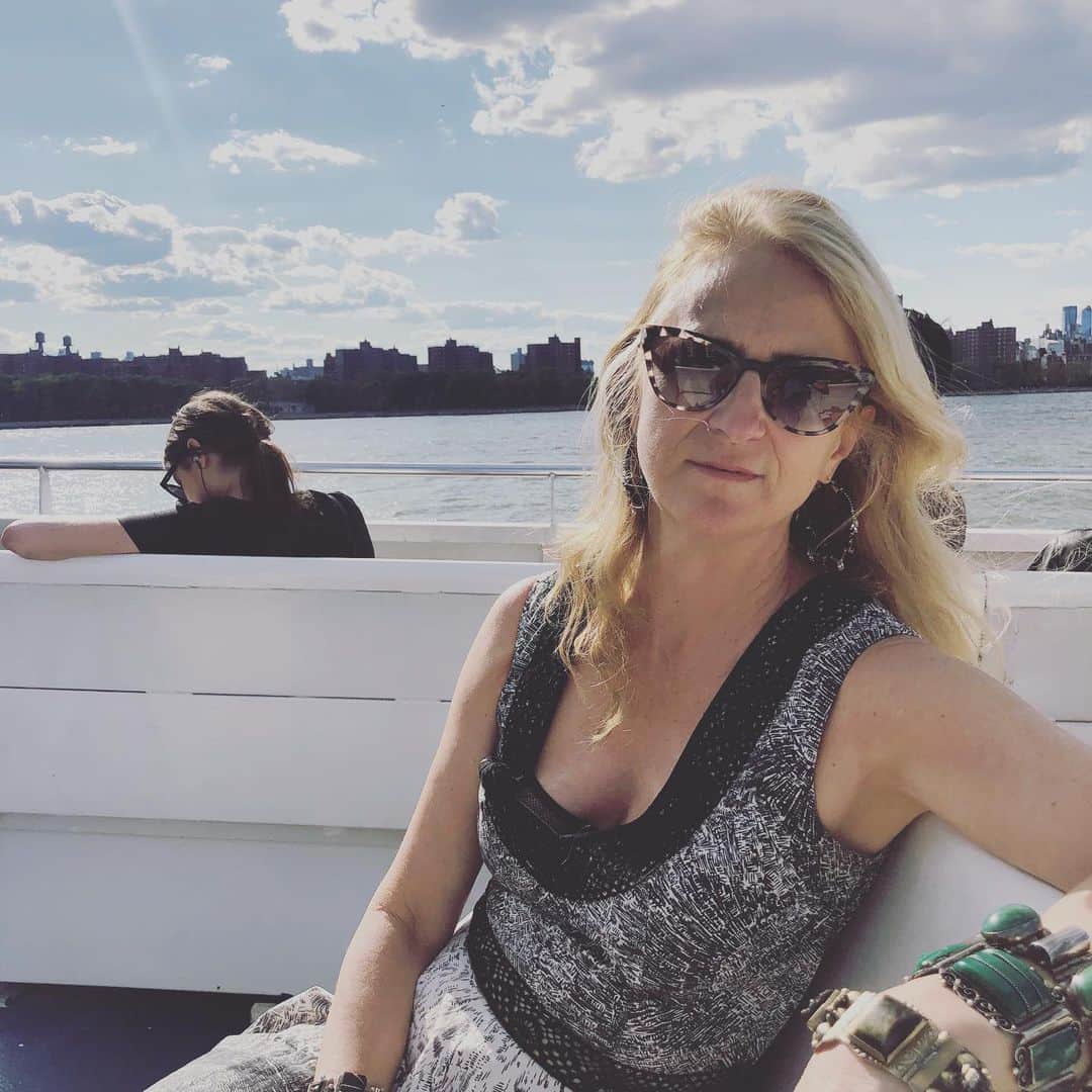 ナネットレポーのインスタグラム：「Happy Friday! I’m floating into the weekend on my new favorite mode of public transportation 🛥 ☀️」