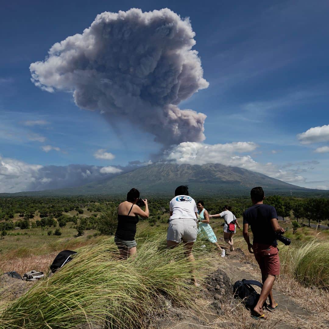 のインスタグラム：「AFP Photo 📷 @madealitsuantara - A plume of ash is released as Mount Agung volcano erupts, seen from the Kubu subdistrict in Karangasem Regency on Indonesia's resort island of Bali on May 31, 2019. #MountAgung #volcano #Bali」