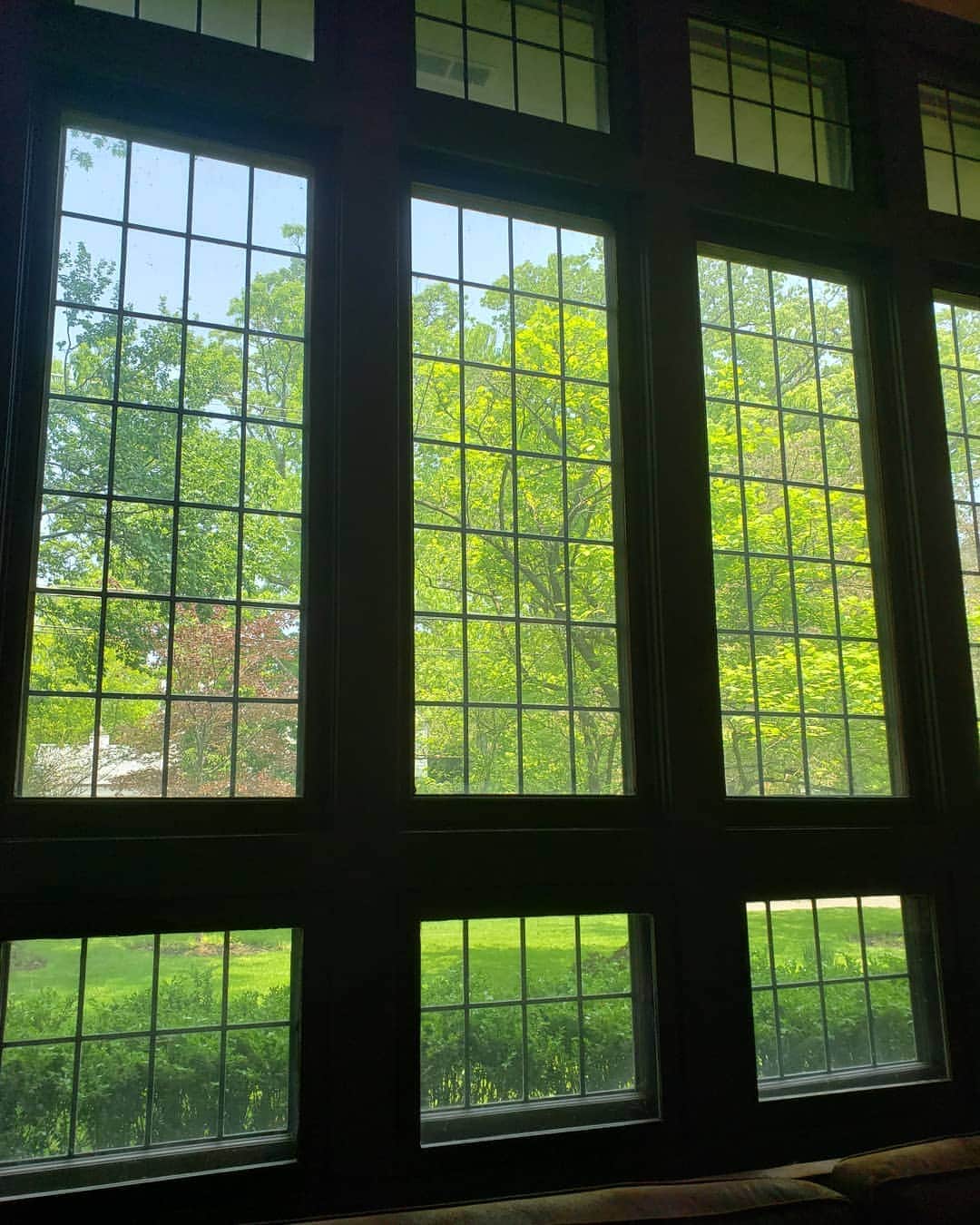 アレックス・ブノワのインスタグラム：「Sorry not sorry, this gorgeous John S Van Bergen home deserves a second picture. Love the Frank Lloyd Wright styling cues. #ShootingOnLocation #NoFilter」
