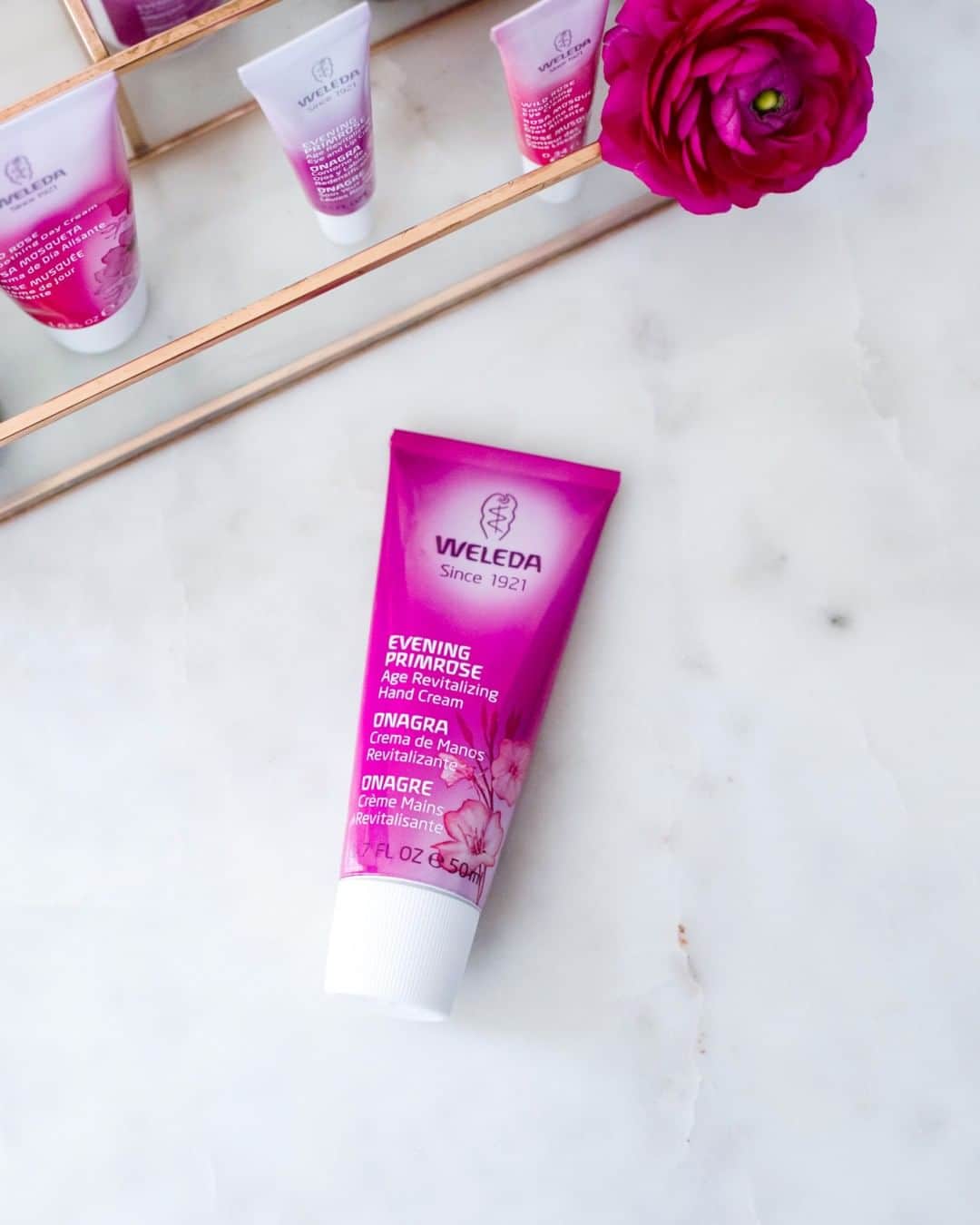 Weledaさんのインスタグラム写真 - (WeledaInstagram)「Our Evening Primrose Hand Cream helps mature skin feel firmer, stronger and much more hydrated.🌸 👋🏼 How many times a day do you apply hand cream?」6月1日 4時00分 - weleda_usa