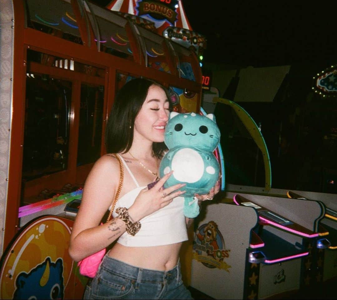 ノア・サイラスさんのインスタグラム写真 - (ノア・サイラスInstagram)「first time EVER winning a lil alien bear after 1000 tries so i carried him around all night」6月1日 4時10分 - noahcyrus