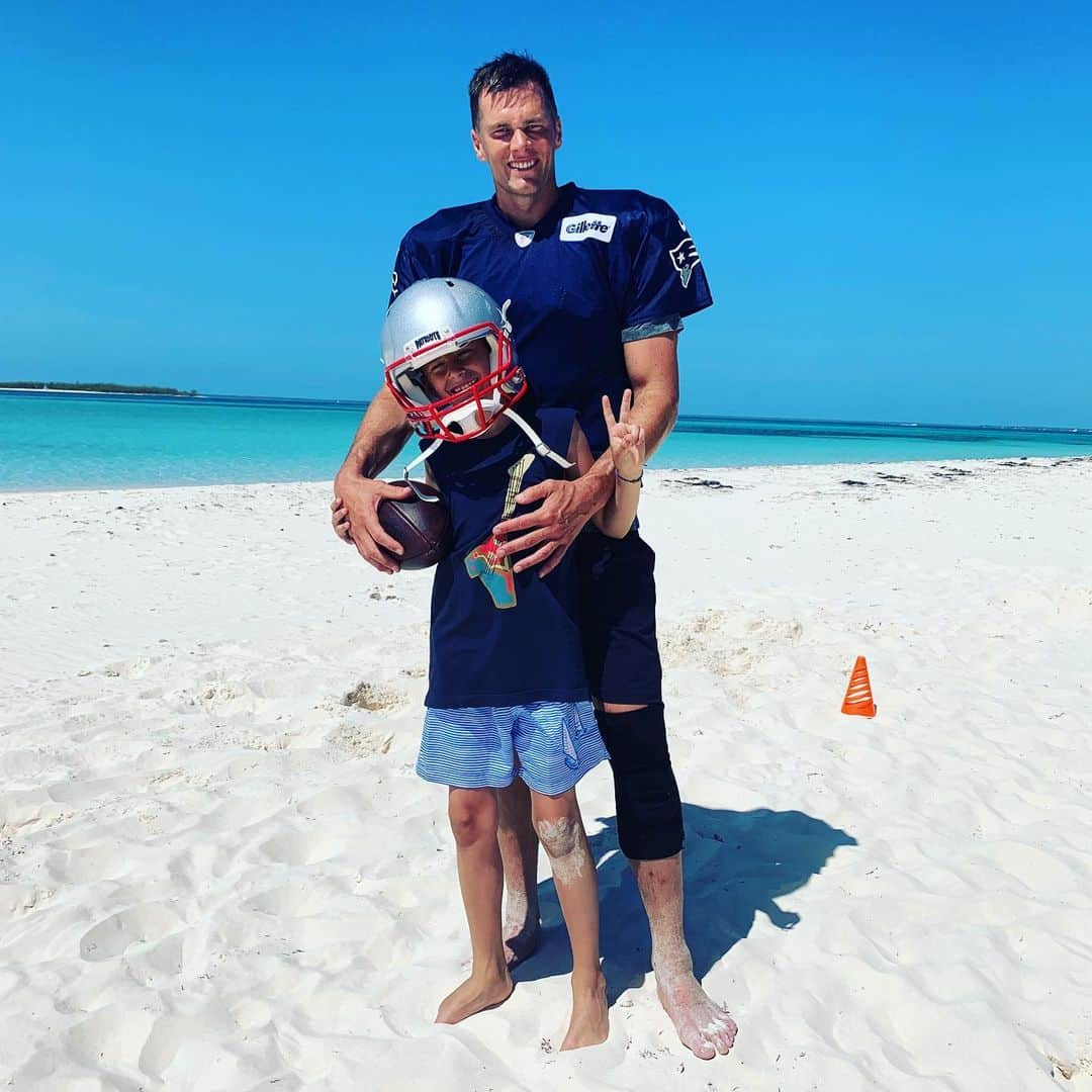 トム・ブレイディさんのインスタグラム写真 - (トム・ブレイディInstagram)「🏈 and ✌🏻 #dadsfavoriteworkoutpartner」6月1日 4時07分 - tombrady