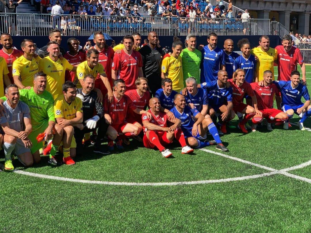 F2Freestylersのインスタグラム：「Kicking ball with so many of our hero’s today!! What an amazing experience playing with these legends of the game. Your favourite ex footballer in this pic is.....」