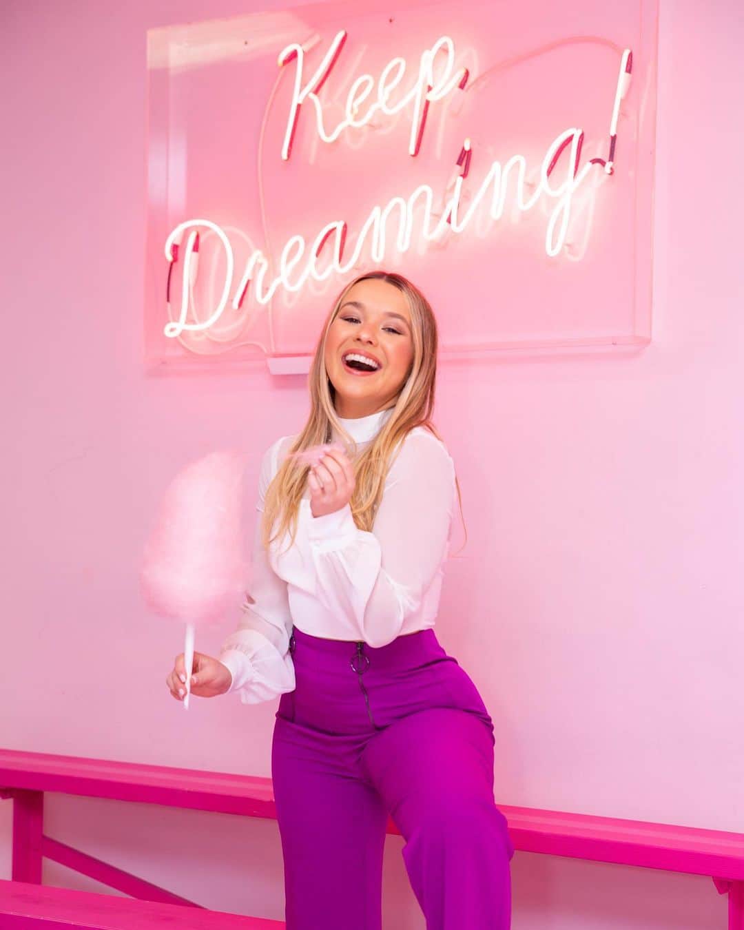 トーリ・ウェブスターのインスタグラム：「💕👅💅🏻~ FRIDAY~ 🎀🛍💝」