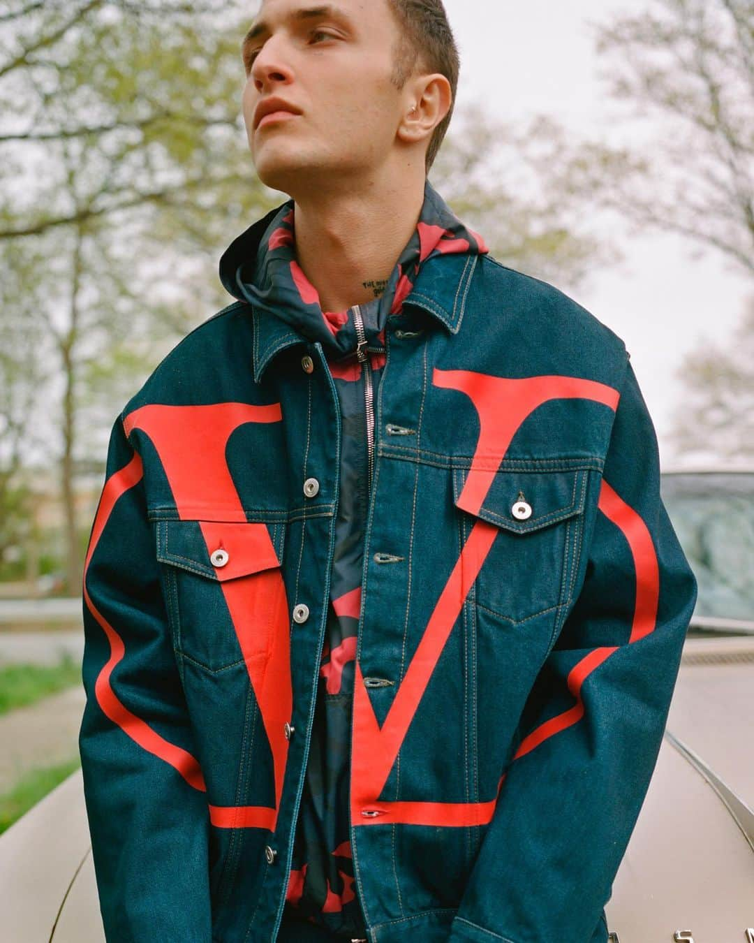 Valentinoさんのインスタグラム写真 - (ValentinoInstagram)「“There was a total sense of urgency with this album, and that energy was very potent and magnetic.” @anwarhadid wears the #VLOGO denim jacket in Queens, NY, shot by @James.pdf」6月1日 4時21分 - maisonvalentino