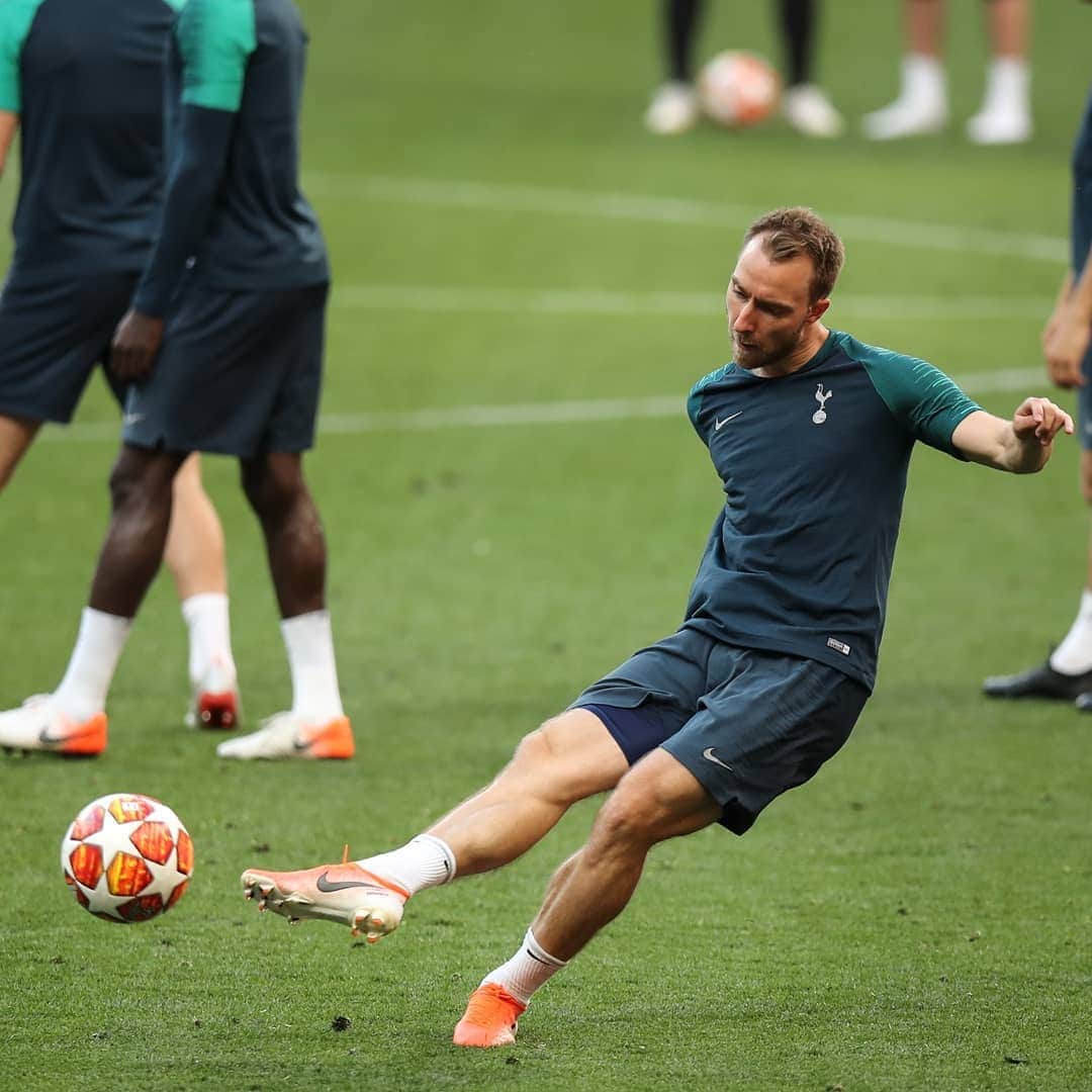 UEFAチャンピオンズリーグさんのインスタグラム写真 - (UEFAチャンピオンズリーグInstagram)「Some thunderous shots from @spursofficial out there ⚡⚡⚡ Will Liverpool be able to keep them out?  #UCLfinal」6月1日 4時23分 - championsleague