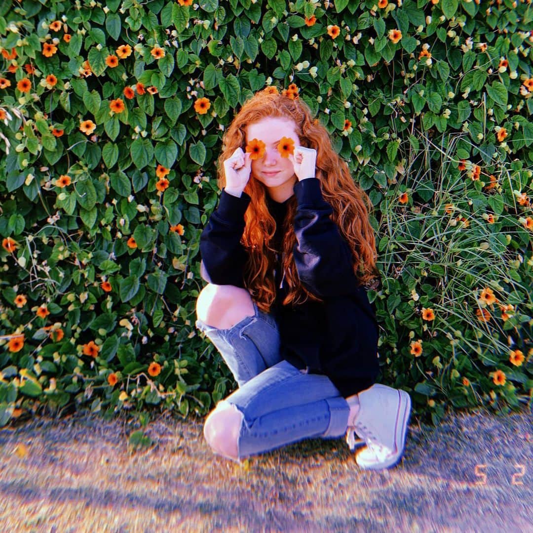 フランチェスカ・カパルディのインスタグラム：「You are my sunshine! ☀️💙🤟🏻🌻🌼🌸Tag the people that make you smile, laugh and can be yourself with! . . #flowers #sunshine #smile #umakemesmile #love #jmbn #beyou #bekind #believe #loveoneanother #dream #almostsummer #friends #summerbreak #summerbreakcountdown」