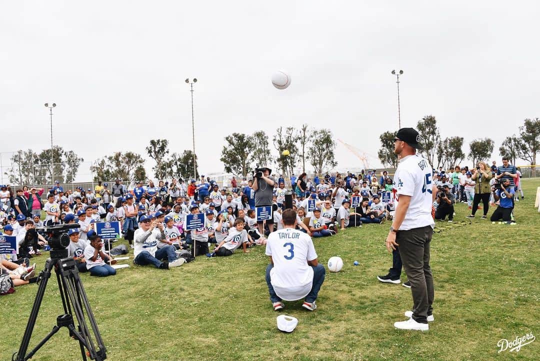 Los Angeles Dodgersさんのインスタグラム写真 - (Los Angeles DodgersInstagram)「500 elementary students from Inglewood are at @dodgersfoundation’s STEM Field Day, where they are participating in activities learning about math and science and how they apply to baseball.」6月1日 4時25分 - dodgers