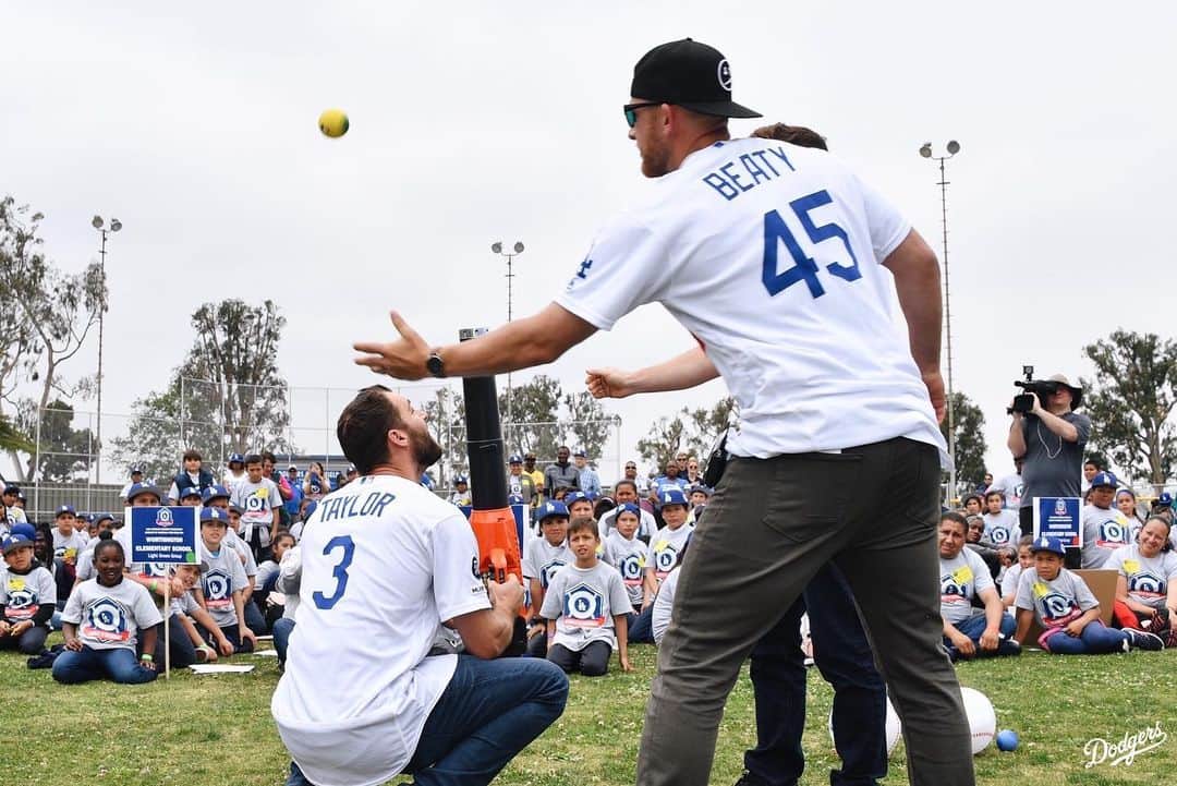 Los Angeles Dodgersさんのインスタグラム写真 - (Los Angeles DodgersInstagram)「500 elementary students from Inglewood are at @dodgersfoundation’s STEM Field Day, where they are participating in activities learning about math and science and how they apply to baseball.」6月1日 4時25分 - dodgers