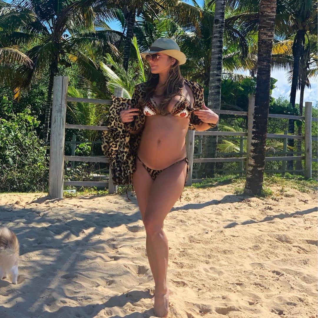 Claudia Leitteのインスタグラム：「🤰🏼Muito grávida, porém devidamente bronzeada pra @sanislandweekend em #Trancoso! Marido fazendo book matinal. ;) @mmpedreira」
