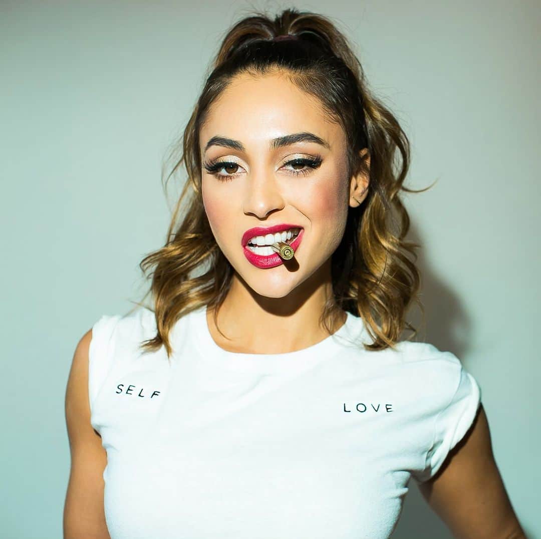 リンジー・モーガンのインスタグラム：「In honor of May, Mental Health Awareness Month, I’m BITING THE BULLET to share an important message about self love. . . . @bitethebulletstories  @swankmakeup  @msmonicaryan  @railcarcreative 🙏🏽 thank you also to @farrahaviva for creating such a beautiful project. By sharing our vulnerabilities we help to make each other stronger.」
