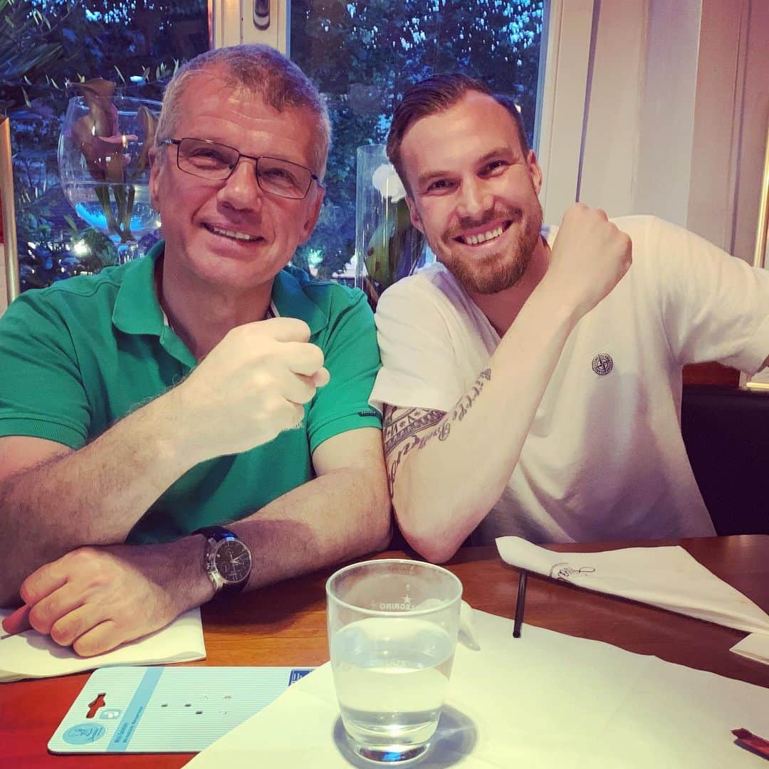 ケヴィン・グロスクロイツのインスタグラム：「Grüße aus Stuttgart ✍️😉 #freundschaft」