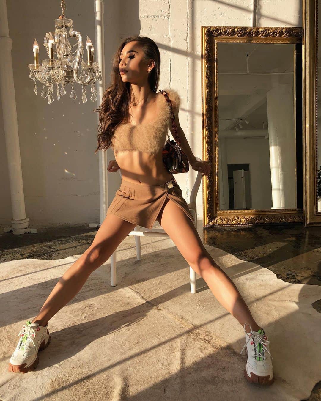 ルミ・ニーリーのインスタグラム：「Golden everything ✨✨✨」