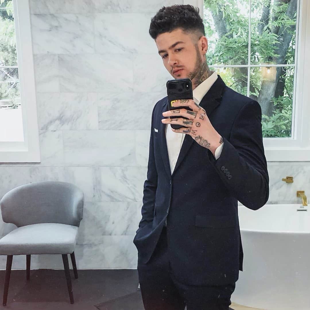 T・ミルズのインスタグラム：「Sometimes I actually get ready 🤣 Am I pulling this off or nah?」