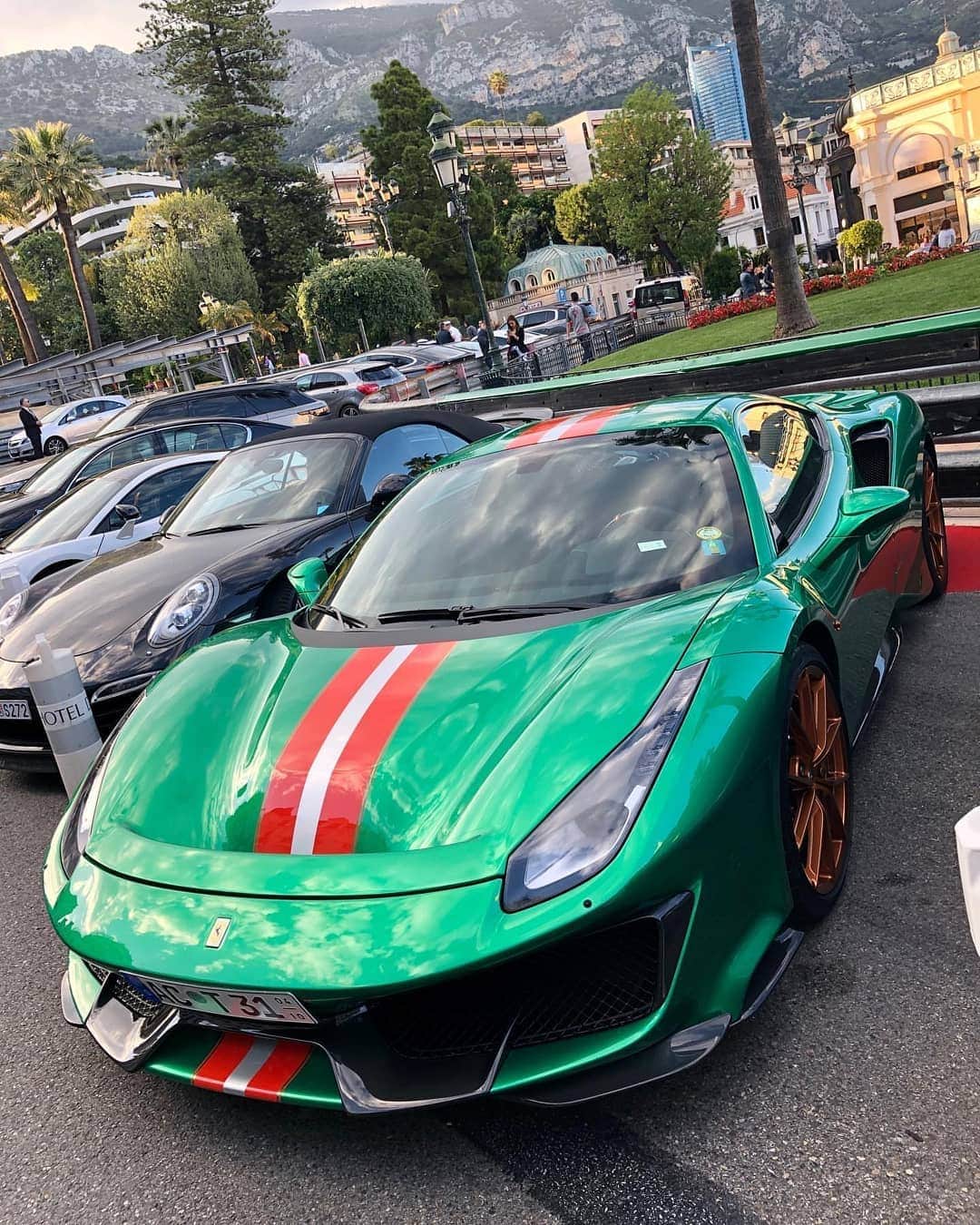 Kik:SoLeimanRTさんのインスタグラム写真 - (Kik:SoLeimanRTInstagram)「Green and red Ferrari 488 Pista ! By @thesupercarsquad」6月1日 4時53分 - carinstagram