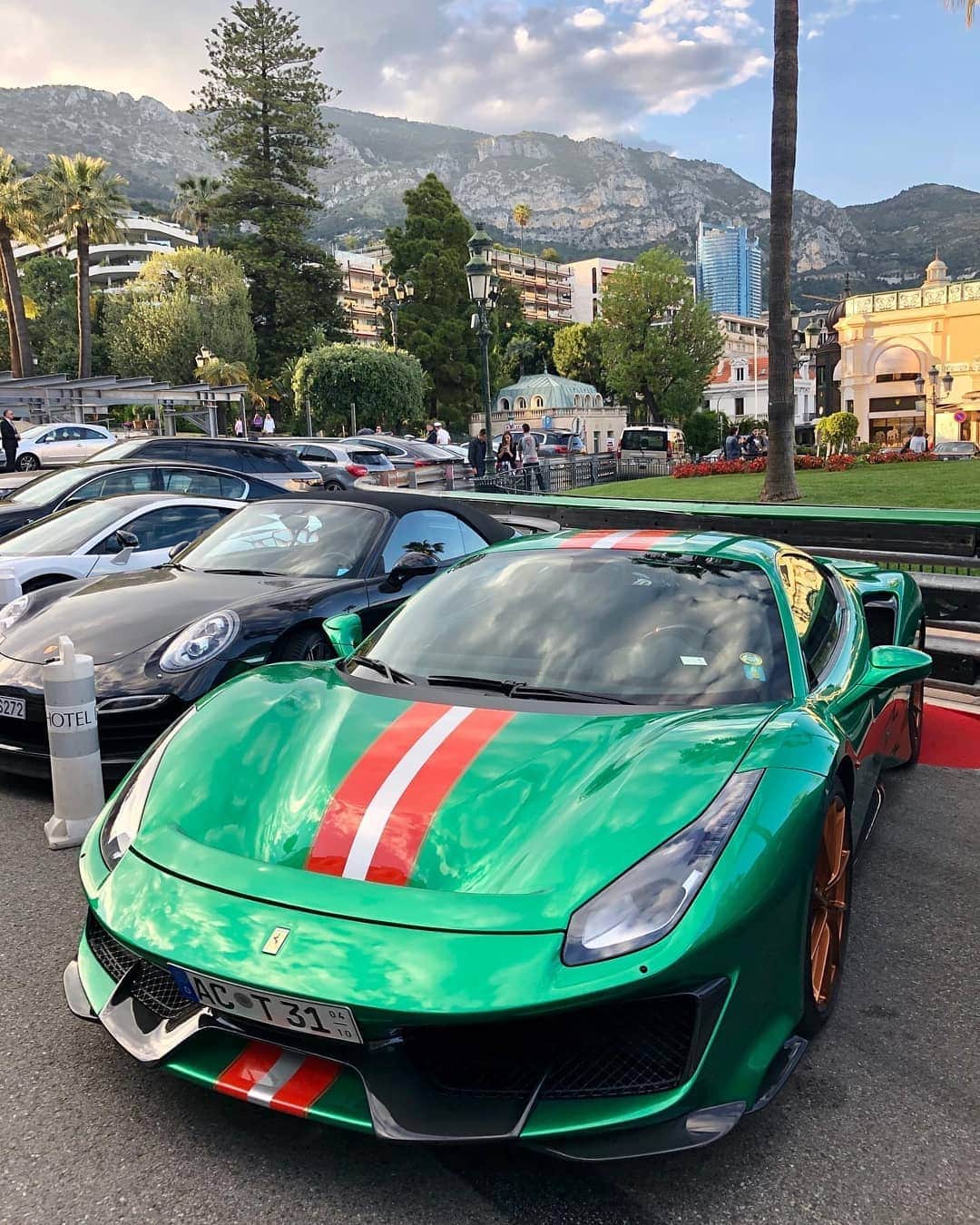 Kik:SoLeimanRTさんのインスタグラム写真 - (Kik:SoLeimanRTInstagram)「Green and red Ferrari 488 Pista ! By @thesupercarsquad」6月1日 4時53分 - carinstagram