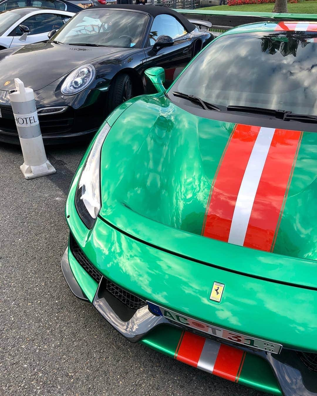 Kik:SoLeimanRTさんのインスタグラム写真 - (Kik:SoLeimanRTInstagram)「Green and red Ferrari 488 Pista ! By @thesupercarsquad」6月1日 4時53分 - carinstagram