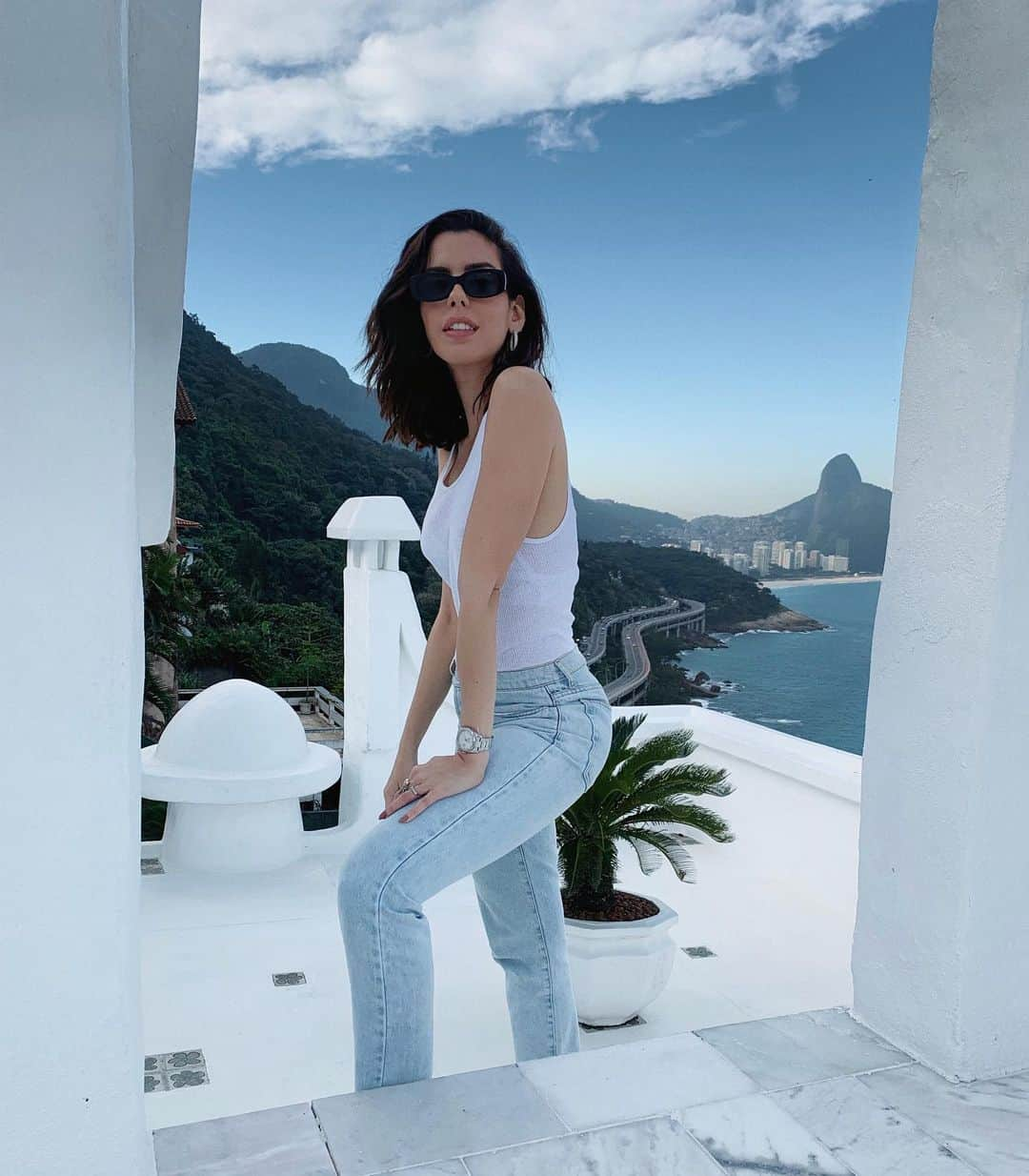 Garotas Estupidasさんのインスタグラム写真 - (Garotas EstupidasInstagram)「nothing like Rio 😍 Grécia no RJ, locação incrível de hoje para fotografar a campanha da @cantao! Queria morar nessa casaaaaa」6月1日 5時14分 - camilacoutinho