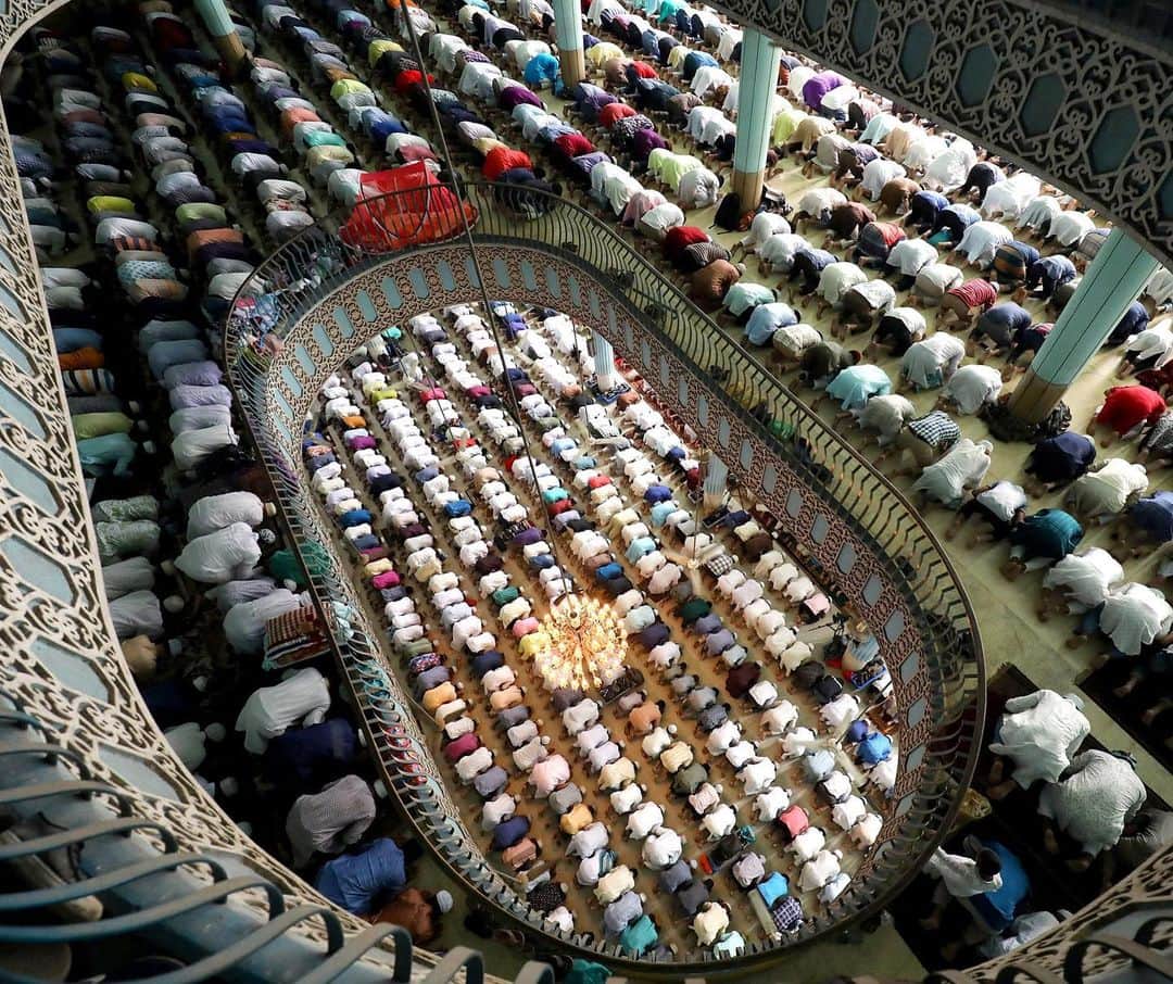 NBC Newsさんのインスタグラム写真 - (NBC NewsInstagram)「Muslims pray at the Baitul Mukarram National Mosque during the last Friday prayers during the holy month of #Ramadan in Dhaka, #Bangladesh. . 📷 Mohammad Ponir Hossain / @reuters」6月1日 5時14分 - nbcnews