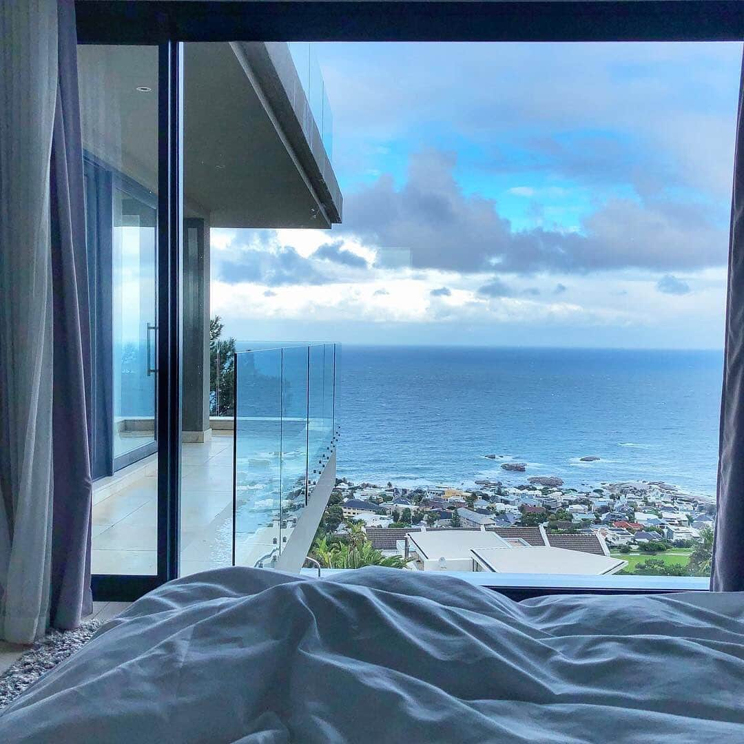 Airbnbさんのインスタグラム写真 - (AirbnbInstagram)「Waking up with the blues: best-case scenario. If you ever get enough of the view from Superhost Karin’s boutique apartment, walk for two minutes and you’re in Table Mountain National Park. Or drive for five and you’re at Camps Bay Beach for a day of surfing or diving. We’d say try to make it home for sunset, but there’s no bad vantage point anywhere nearby.  Photo: @francesgulick」5月31日 20時28分 - airbnb