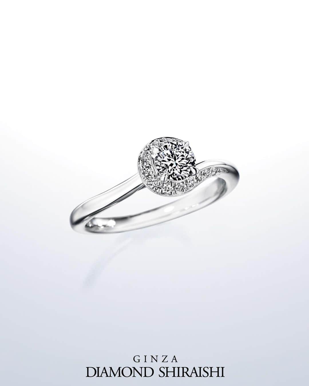 銀座ダイヤモンドシライシさんのインスタグラム写真 - (銀座ダイヤモンドシライシInstagram)「ginza_diamond_shiraishi // New Release Ring - Illumity (イリュミティー)- ・ 裸石のままでも強く輝くシライシのダイヤモンド。しなやかなラインの婚約指輪に仕立てるとひときわ大きく輝いて見えます。 結婚指輪を重ねてつけるとメレダイヤのラインがひと続きになり、さらに輝きが広がっていく。結婚指輪を反転させることでぴったりと重なる今までにないしかけが施されています。 これから待っている輝く未来を予感させる新しい婚約指輪。 ・ ・ #銀座ダイヤモンドシライシ#ダイヤモンドシライシ#ginzadiamondshiraishi#diamondshiraishi」5月31日 20時20分 - ginza_diamond_shiraishi