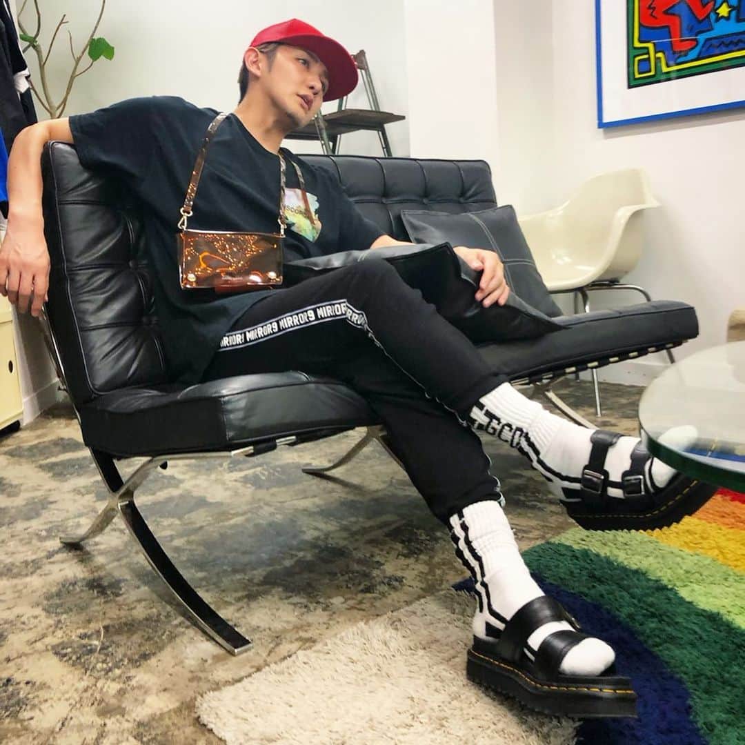 ミッチーのインスタグラム：「先日 超リラックスしながら喋ってた時に撮られた写真が偉そうな奴になっていた笑 マーチンの新作サンダル良き！ みんな良い週末過ごしてね〜  CAP: @world_wide_famous T-SHIRT: @children_of_the_discordance  PANTS: @mirror9official  SOCKS: @gcdswear SANDALS: @drmartens_japan @atmos_tokyo BAG: @nanananaofficial _ PANTS: @world_wide_famous SOCKS: @gcdswear SANDALS: @drmartens_japan @atmos_tokyo」