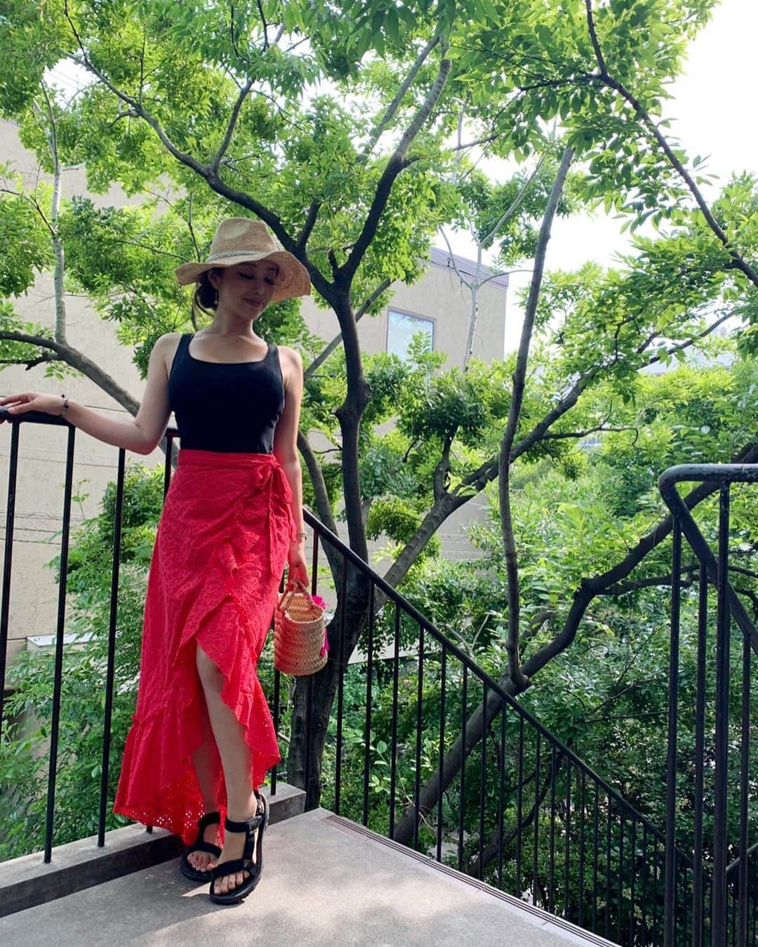PINKYのインスタグラム：「#ootd ❤️🌿 . 主人が素敵な写真を撮ってくれた📸💏 . 指が写ってる3枚目も記念に👍❤️w .  hat... #AleByAlessandra  skirt... @majorelle_collection  どちらも @revolve のもの🌹 . 娘の名前が刺繍されている籠バッグは monstyleのアキちゃんがモロッコに行く際に お願いして作ってもらいました🇲🇦💗 ・・・ ・・・ #revolveme #リボルブクロージング #ootd #momlife #mamalife #hat #alebyalessandra #skirt #majorelle」