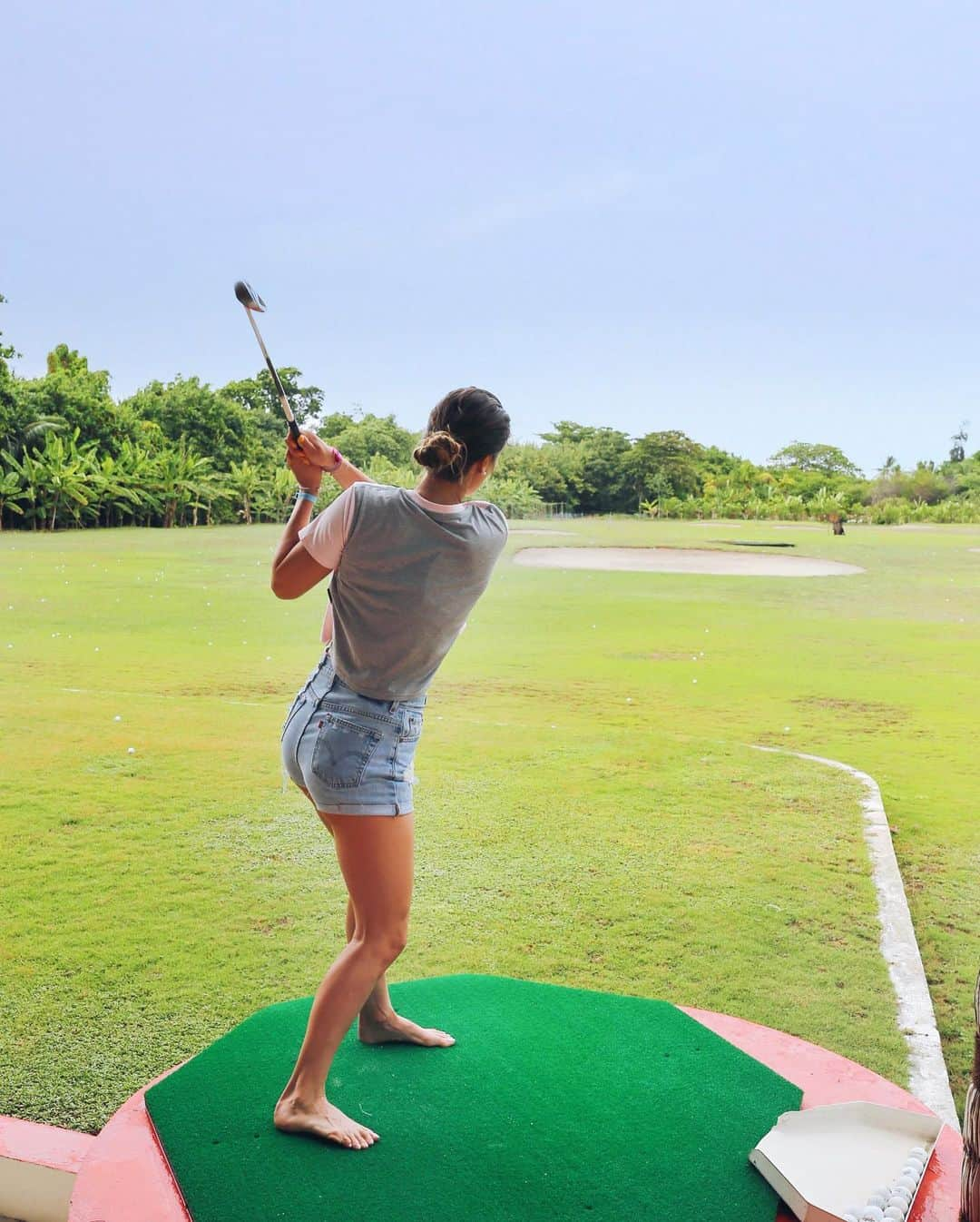 ツベタナ・ピロンコバさんのインスタグラム写真 - (ツベタナ・ピロンコバInstagram)「While we were at the Maldives for our vacation I had my very first golf lesson! 🏌🏼‍♀️🏌🏼‍♀️🏌🏼‍♀️ Yes, barefoot golf! Thats how they do it there! 😅😬 Dear fellow golfers, any advice on my technique? 😎 #maldives #golf #rookie #sportsgirl #fun」5月31日 20時22分 - tpironkova